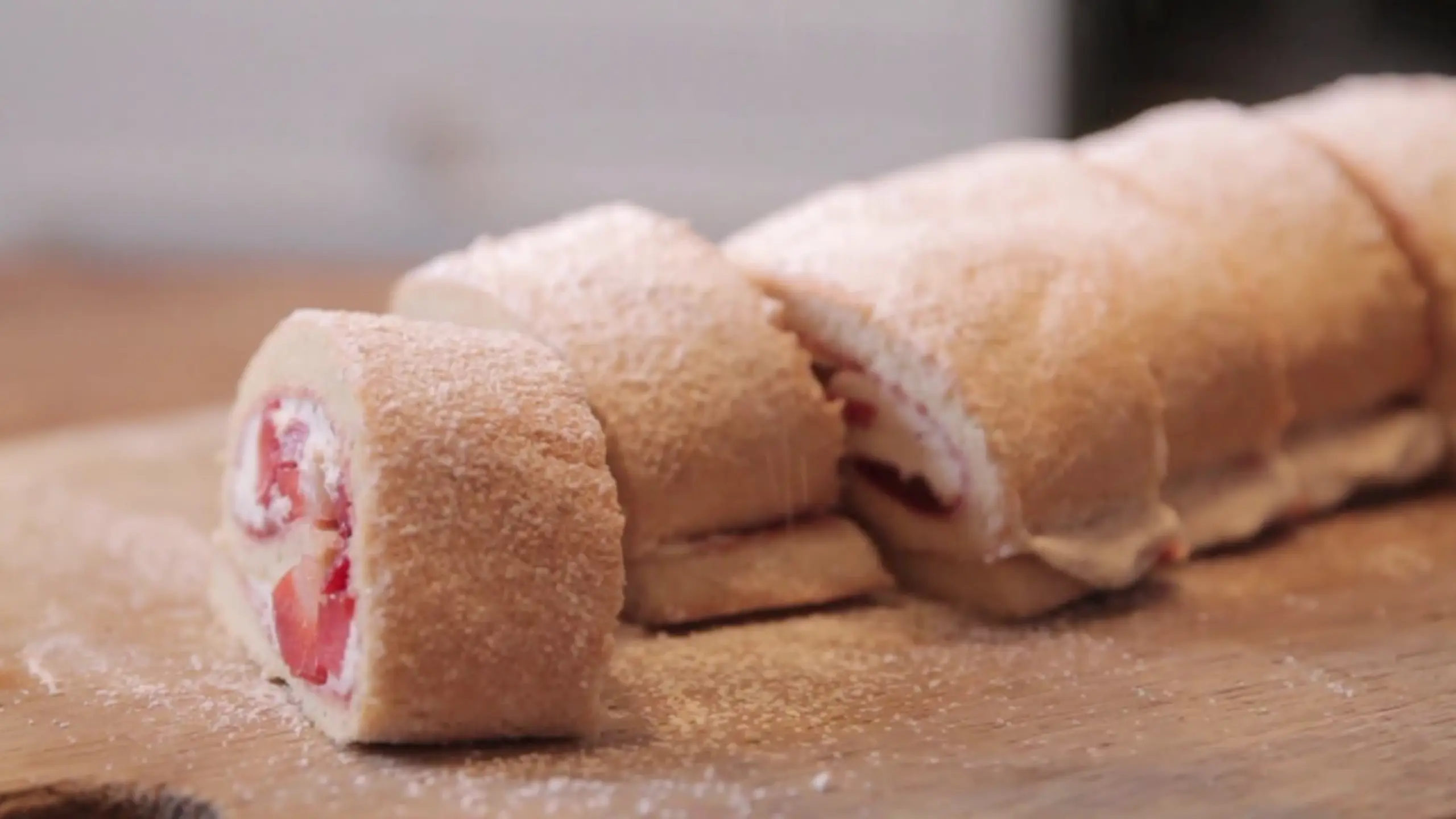 © G+J Digital Products Biskuitroulade mit Erdbeeren