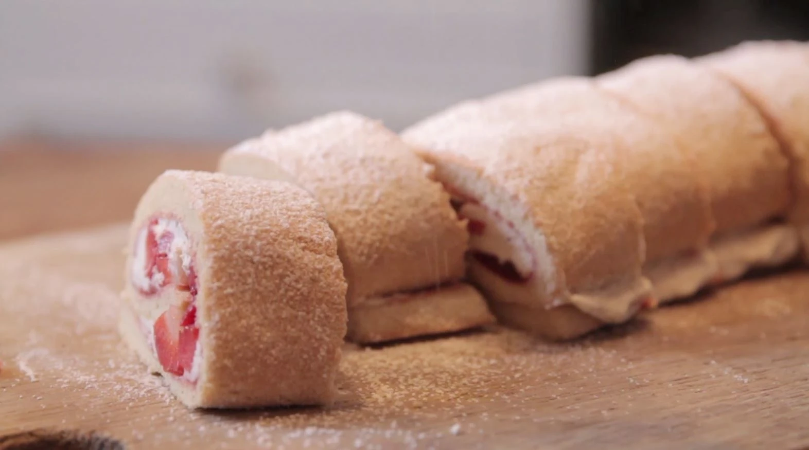 © G+J Digital Products Biskuitroulade mit Erdbeeren