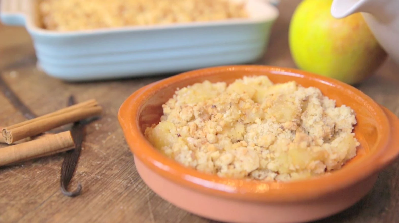 Apple-Crumble mit Vanillesauce