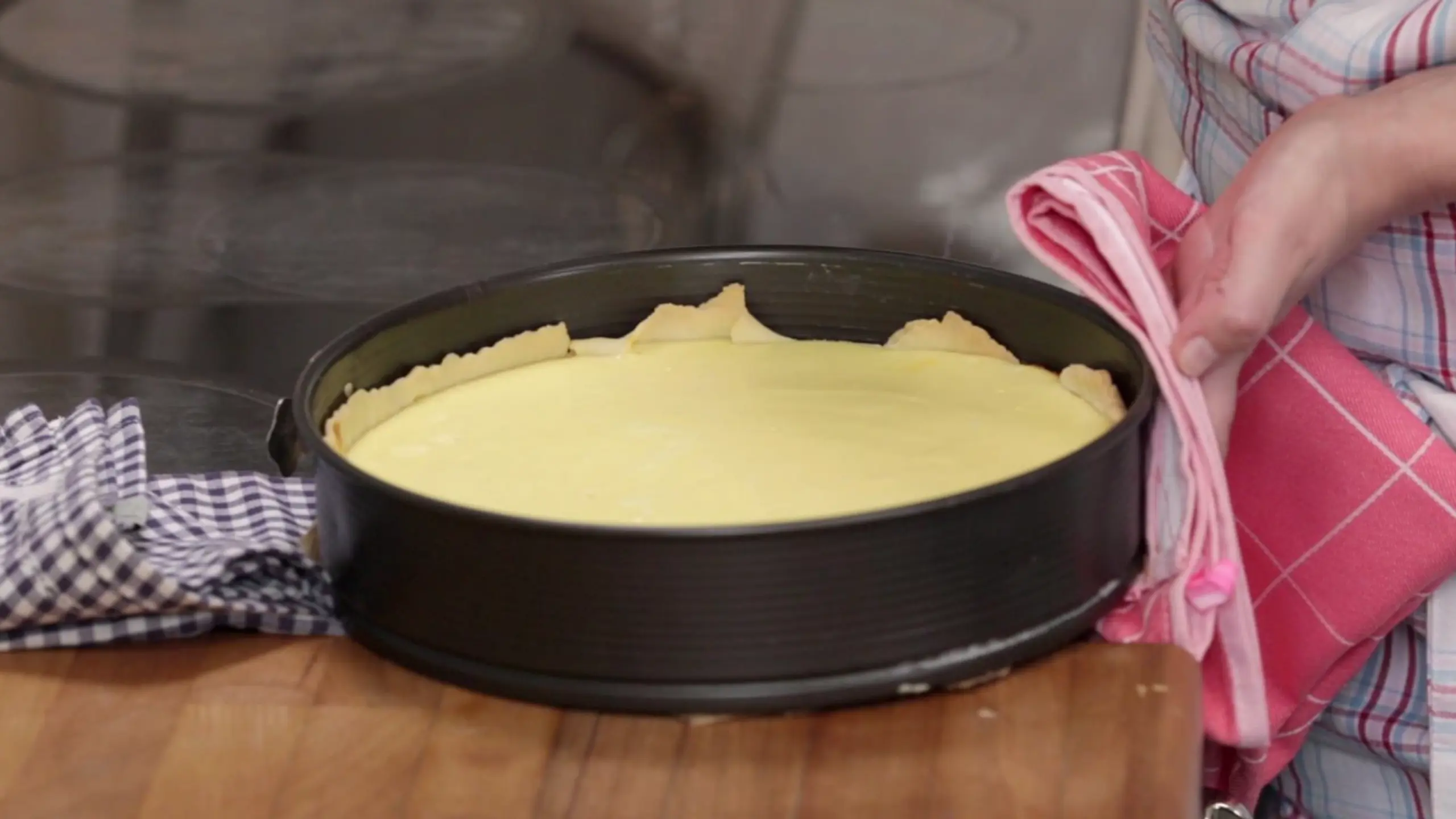 © G+J Digital Products Käsekuchen mit Mürbteigboden