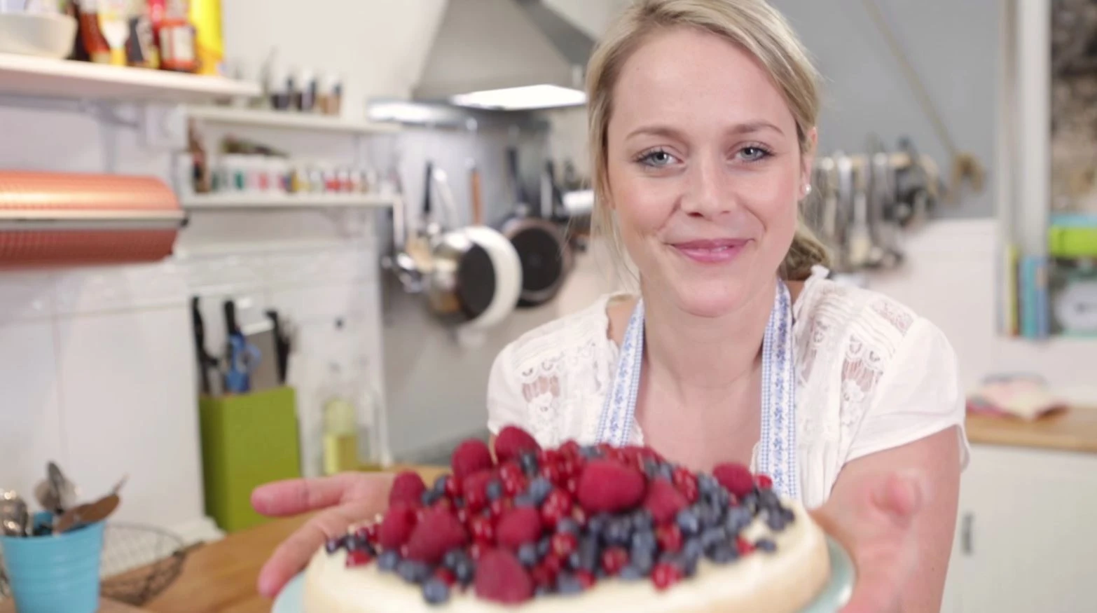 © G+J Digital Products Biskuitkuchen mit Beeren