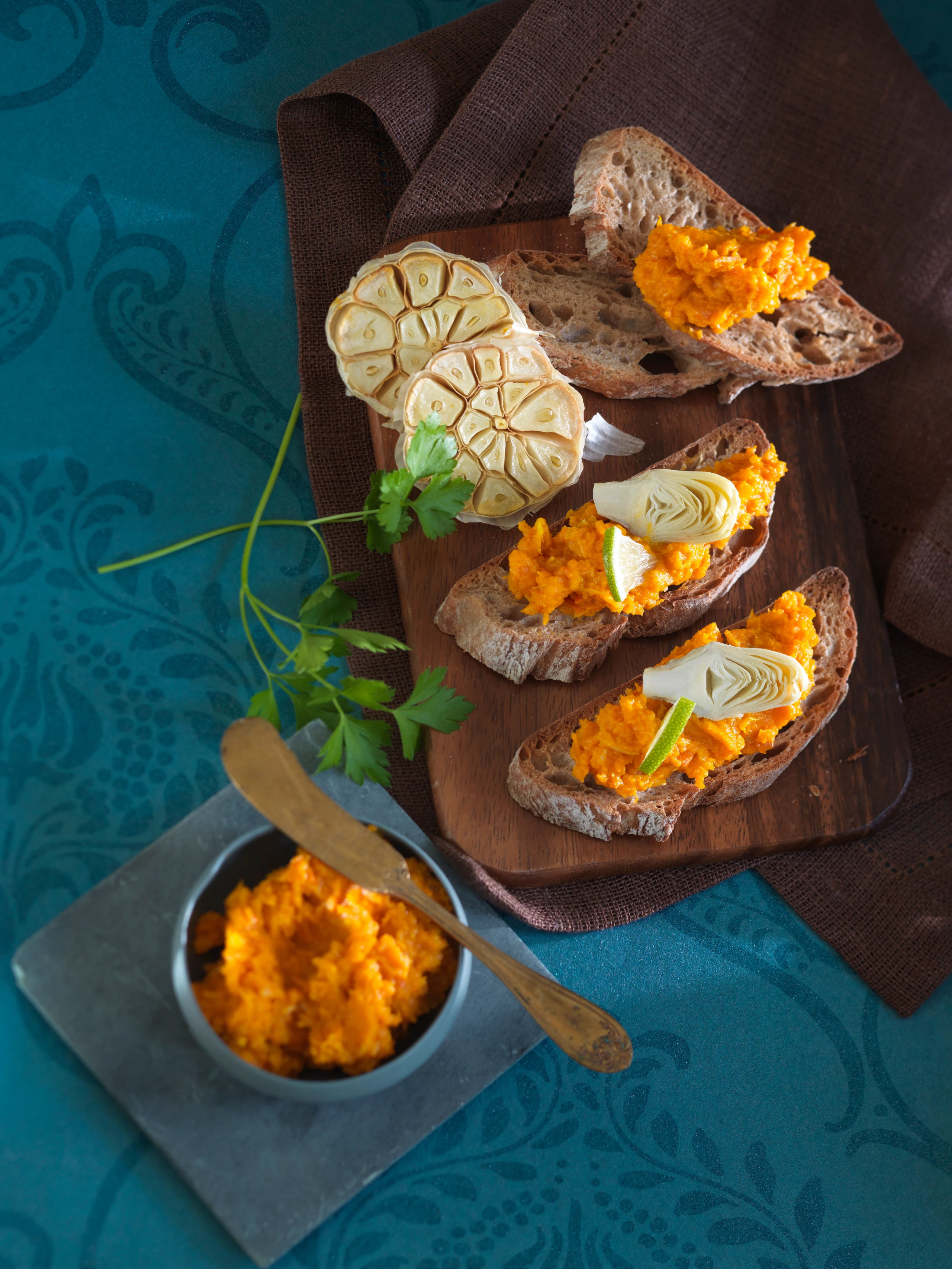 Kürbis-Crostini mit Artischocken