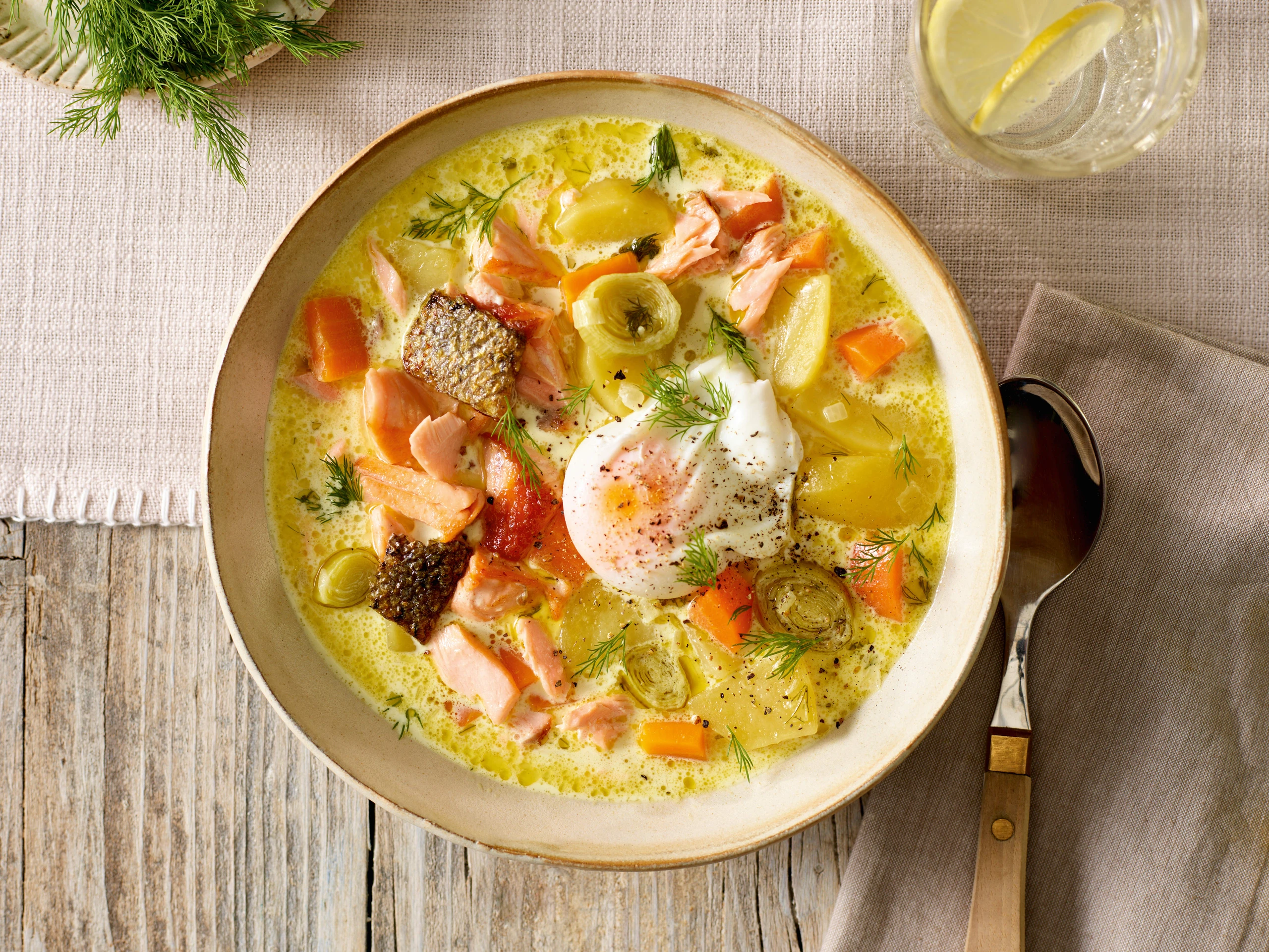Erdäpfel-Lachs-Suppe mit pochiertem Ei