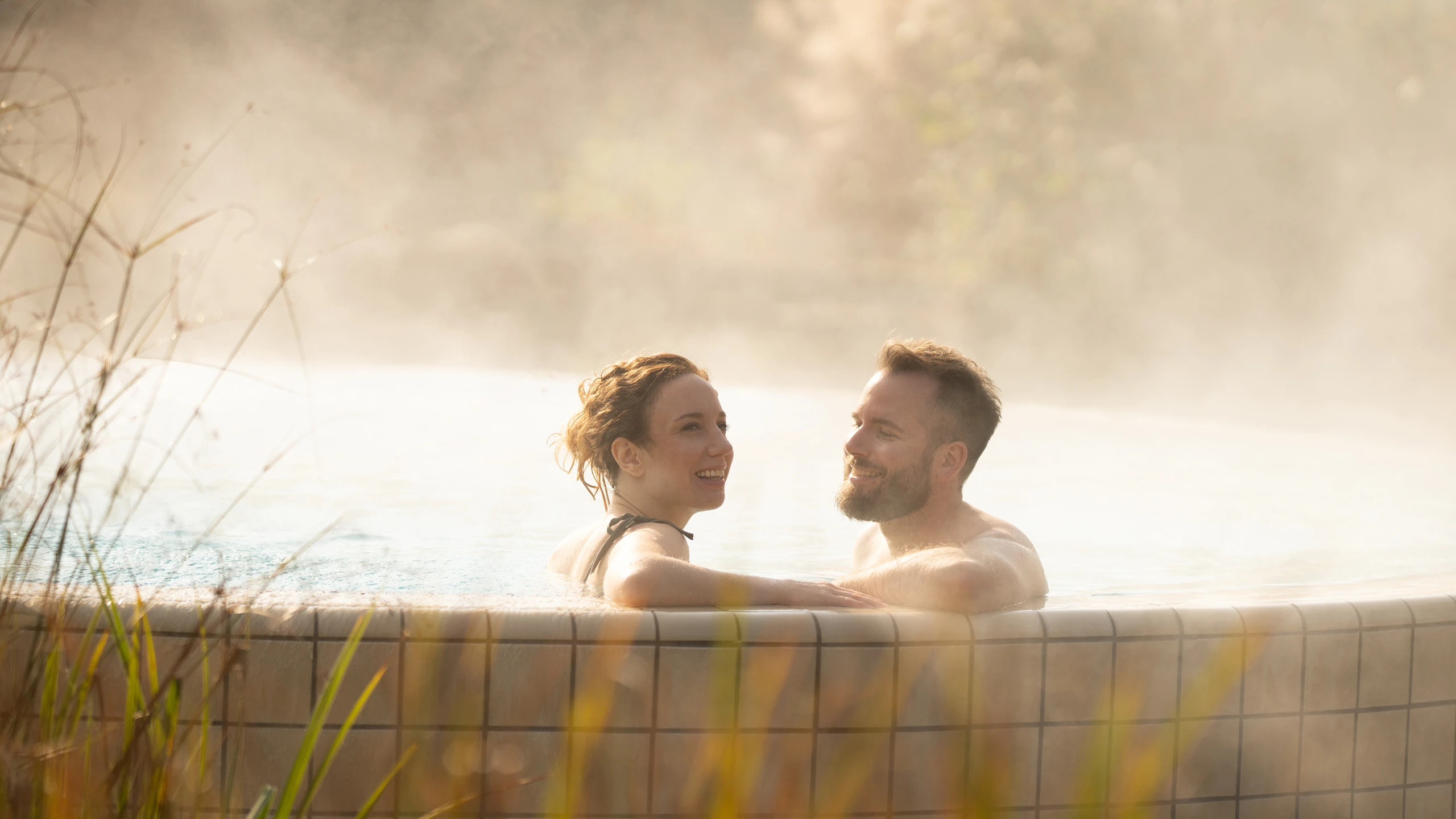 © TV Thermen- & Vulkanland / Kump Photography Therme mit einer Frau und einem Mann