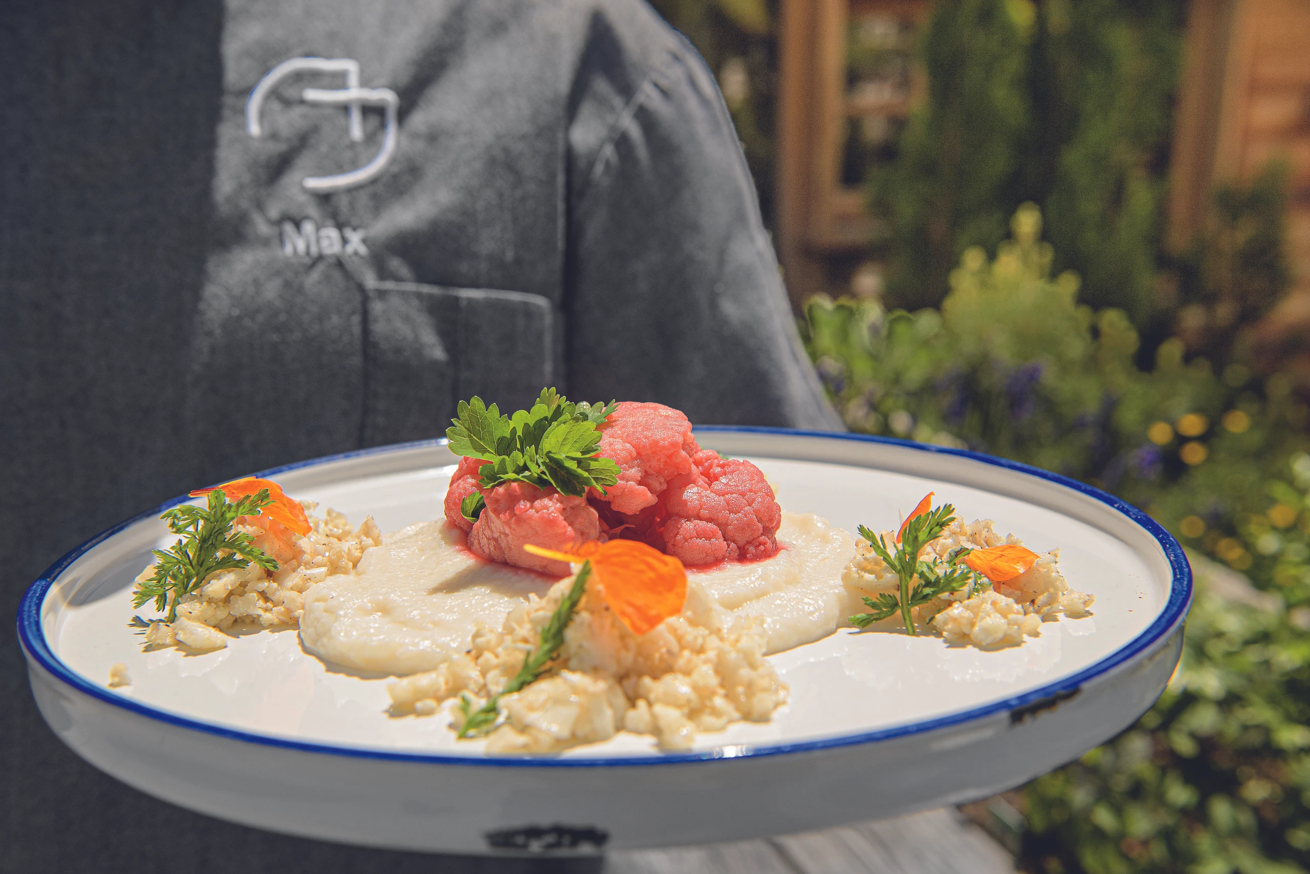 © Alpin Juwel Blurred image background