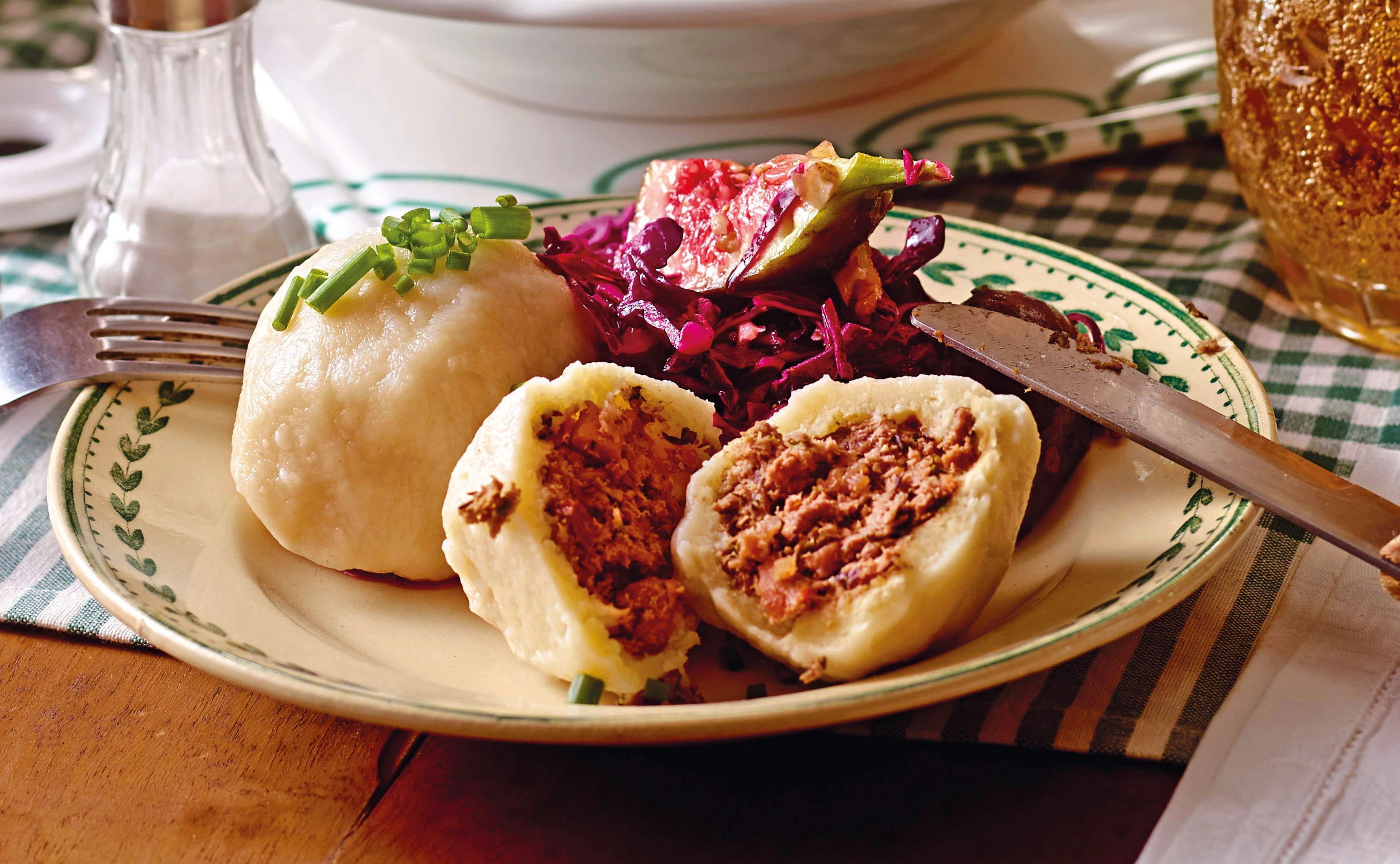 Fleischknödel mit Rotkraut-Feigensalat