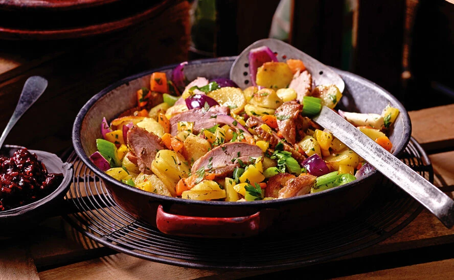 Ganslgröstl mit Wurzelgemüse und Cranberry-Chutney