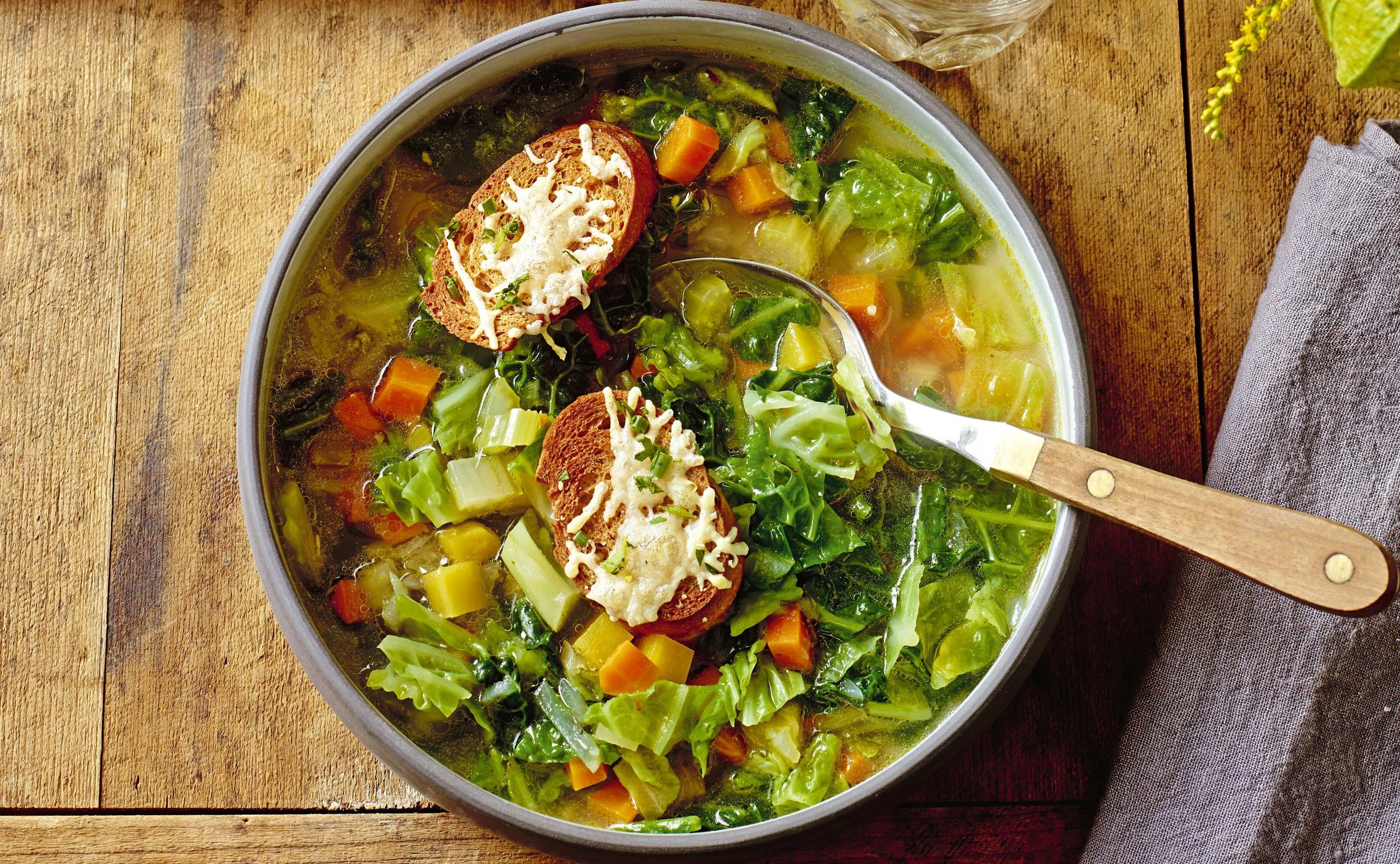 Kohl-Gemüsesuppe mit Käsetoasts