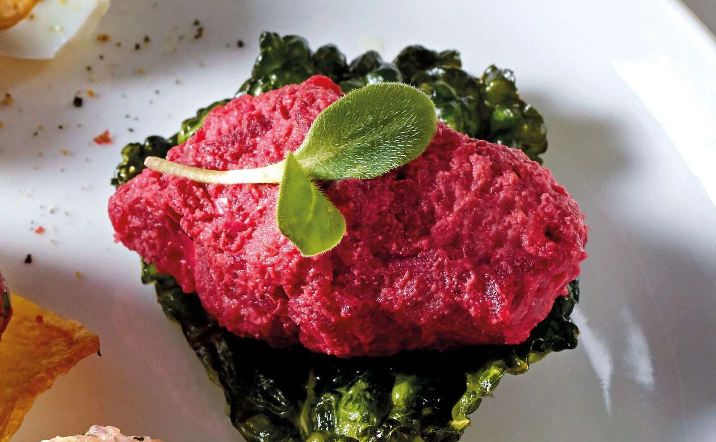 Rote-Rüben-Tatar mit Wasabi und Kichererbsen