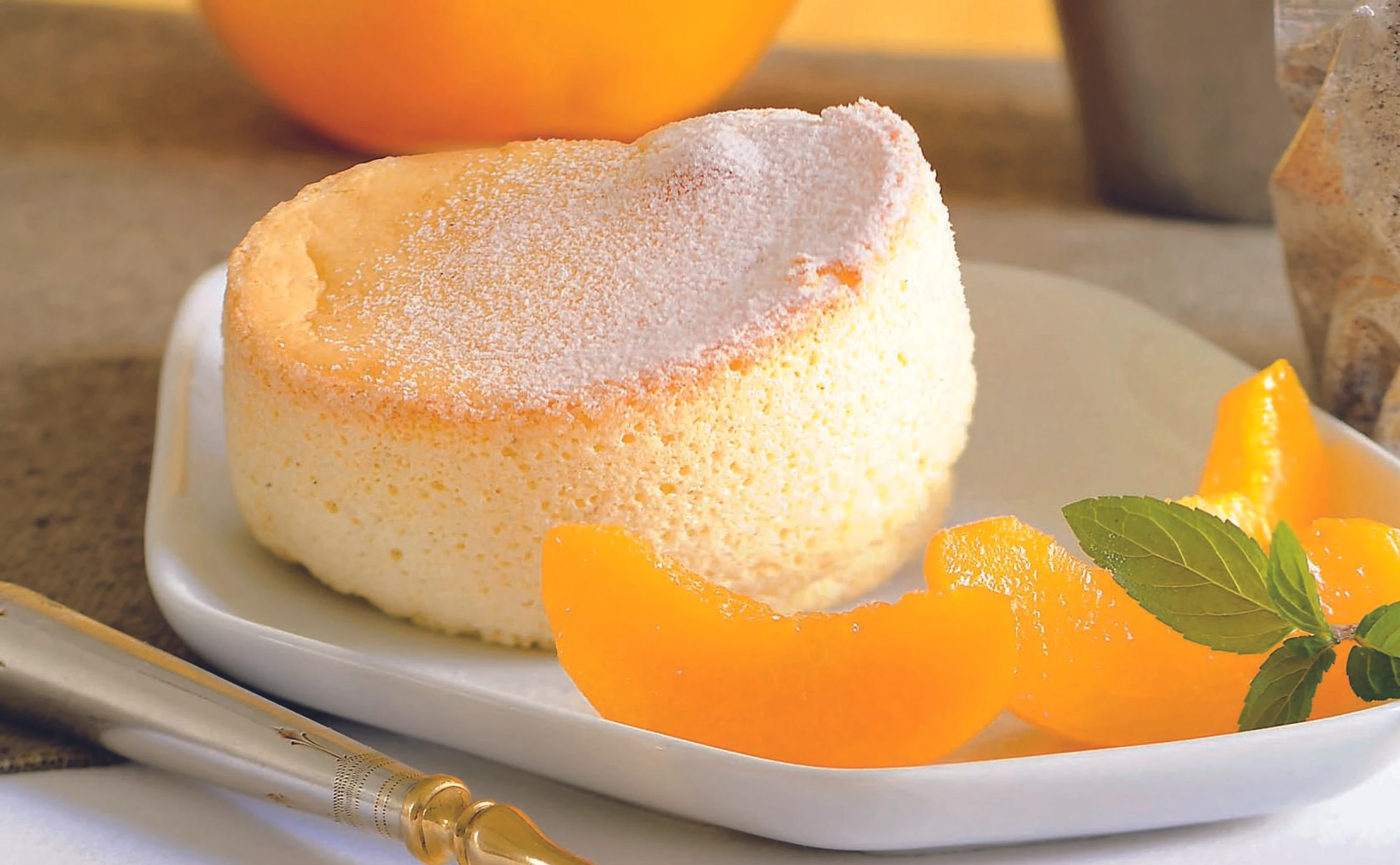 Vanillesoufflé mit Pfirsichspalten