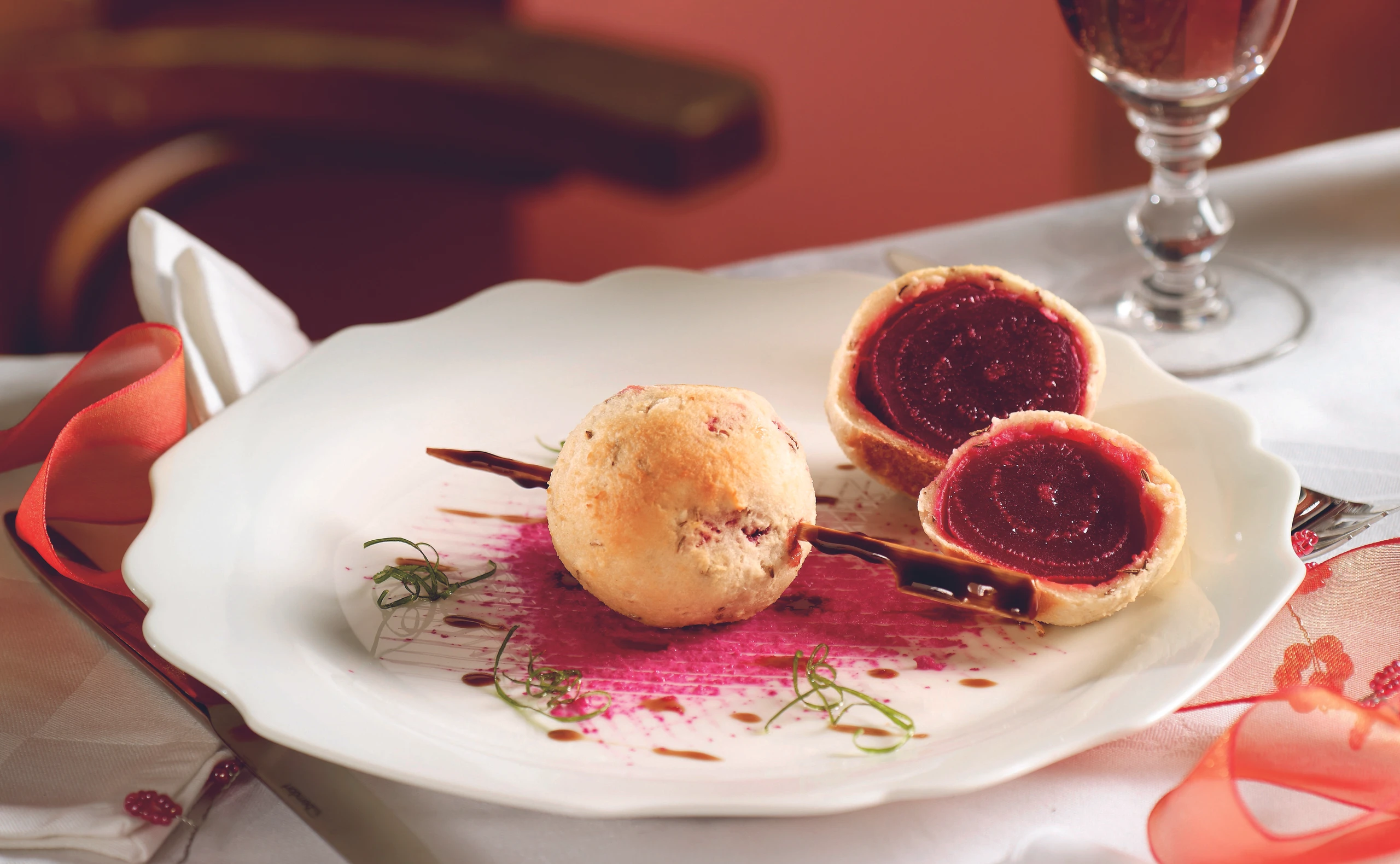 Rote Rüben in der Kümmel-Krenkruste auf Balsamico-Spieß