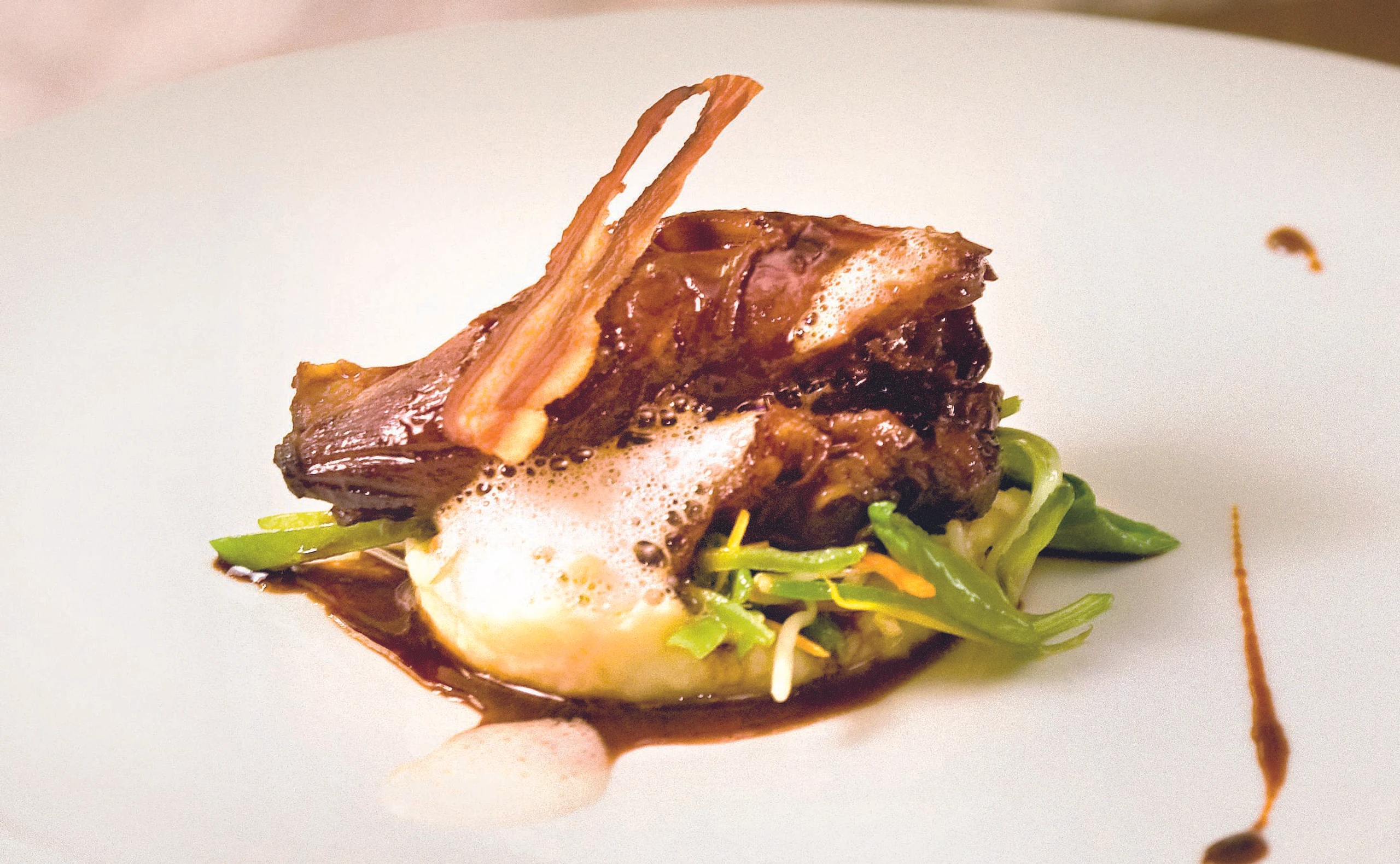 Lammstelze mit Sprossengemüse und Erdäpfel-Ingwerpüree