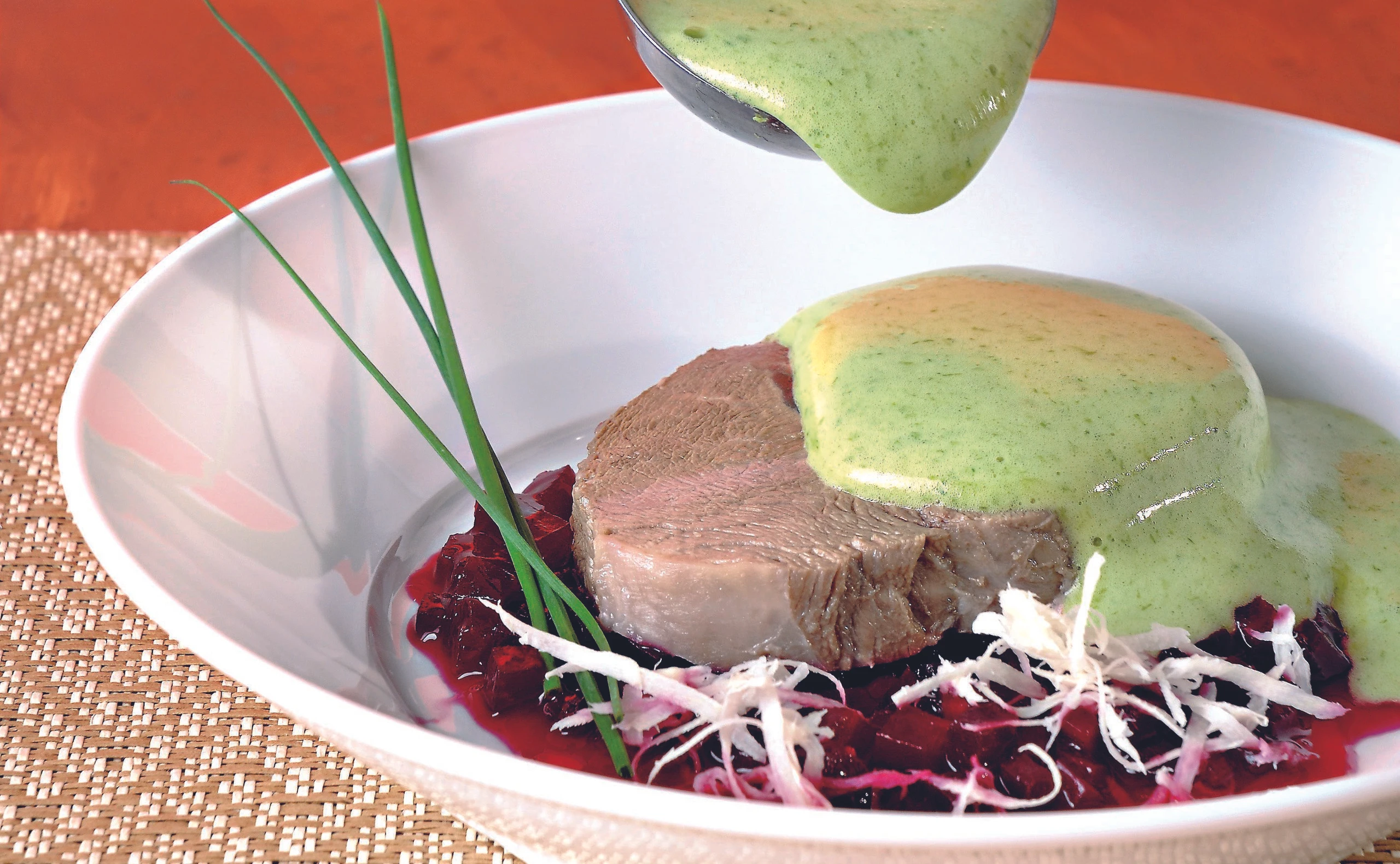 Mageres Meisel mit Schnittlauchsabayon auf Roten Rüben