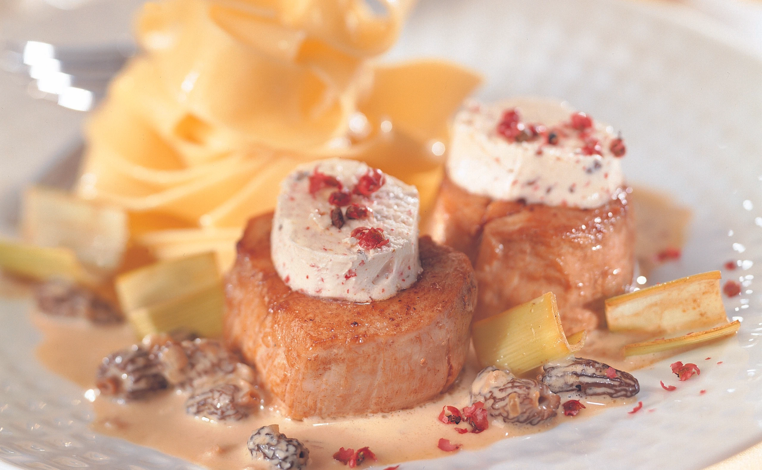 Schweinsmedaillons mit rosa Pfefferbutter und Morchel-Sherry-Sauce