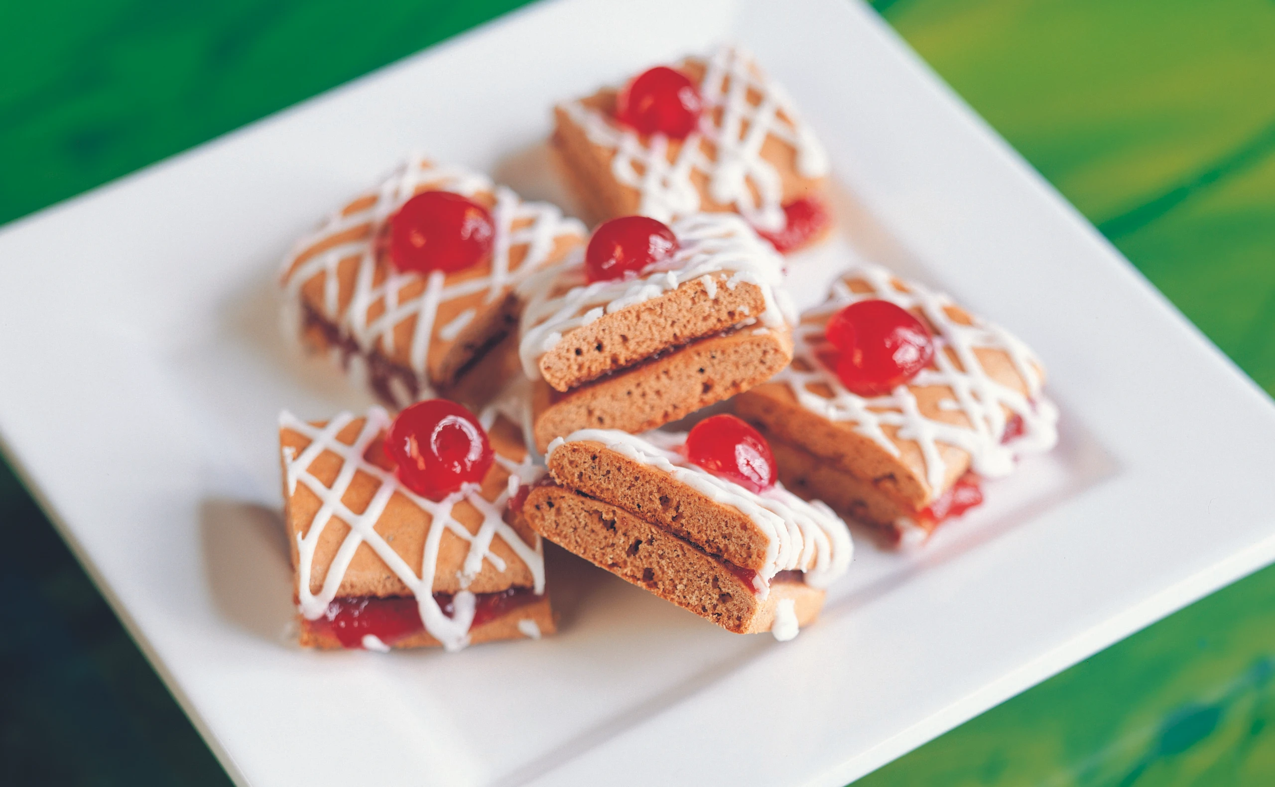 Lebkuchenschnitten mit kandierten Kirschen