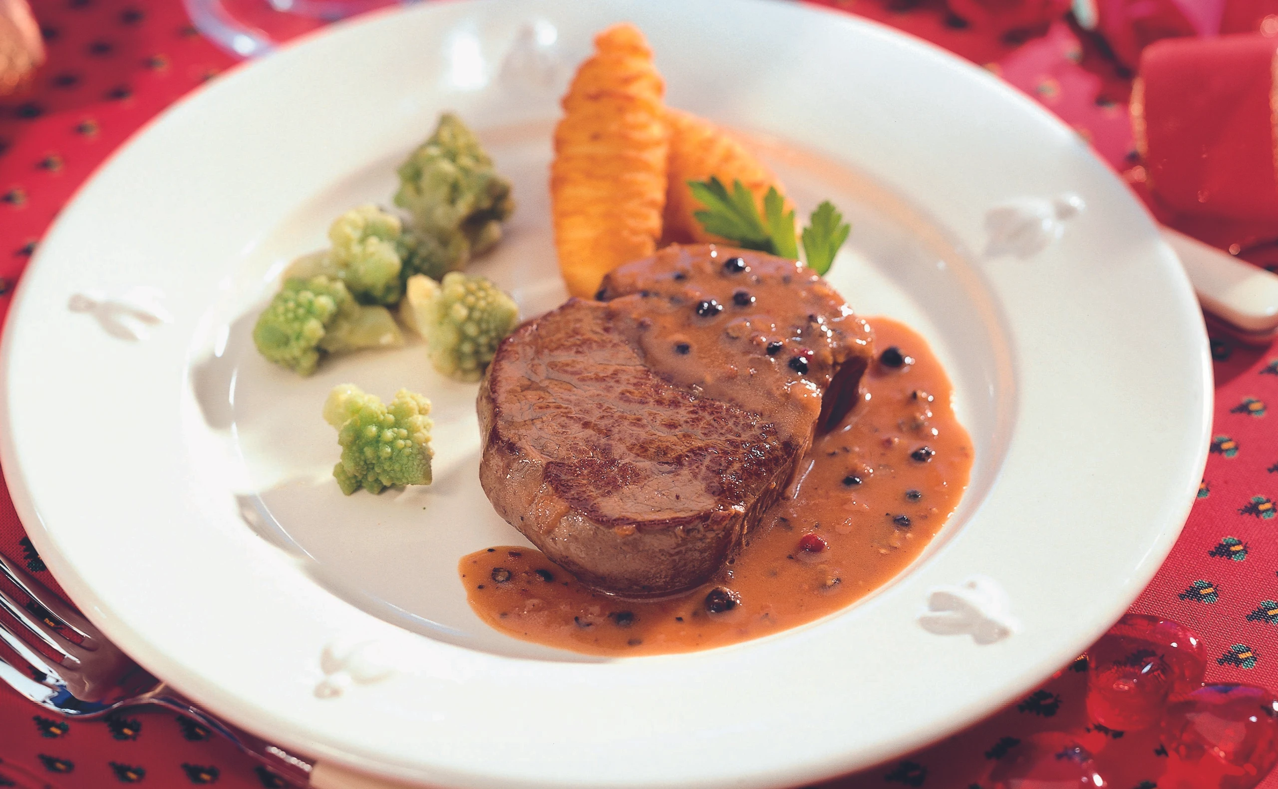 Steaks mit Pfefferrahmsauce, Erdäpfelkroketten und Romanesco