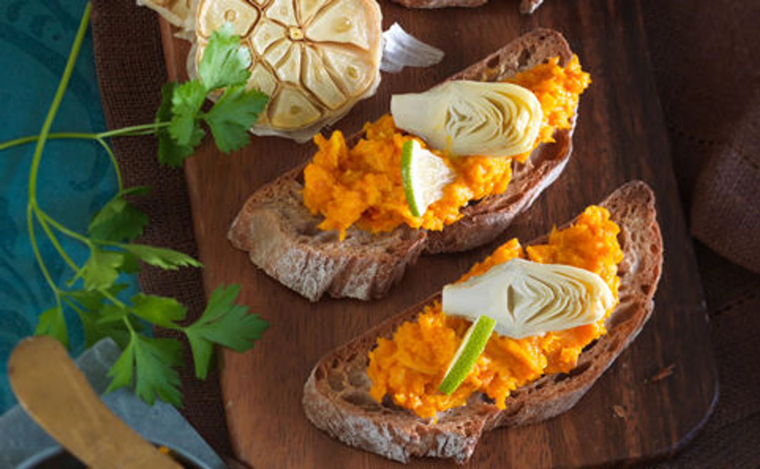 Kürbis-Crostini mit Artischocken