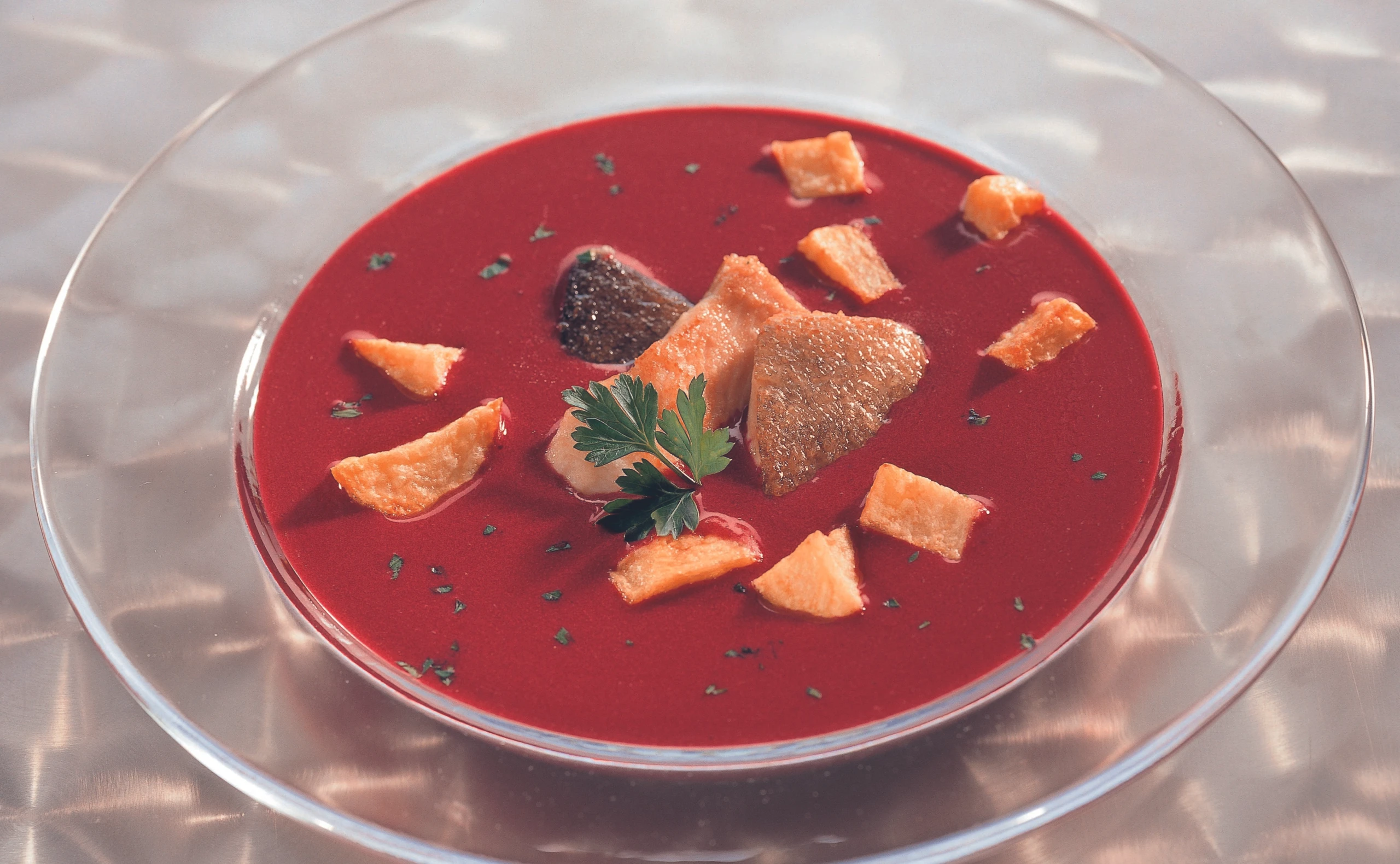 Rote Rübensuppe mit Forellenfilets