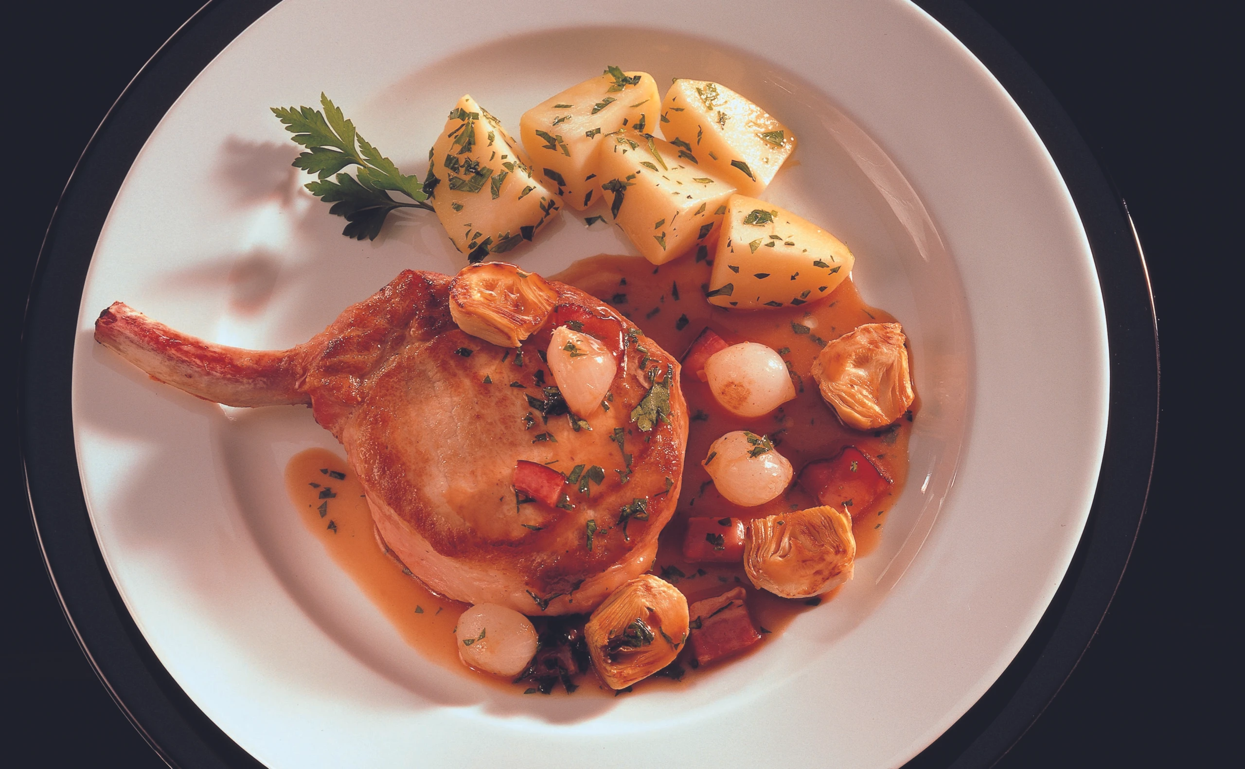 Schweinskoteletts mit pikanter Sauce