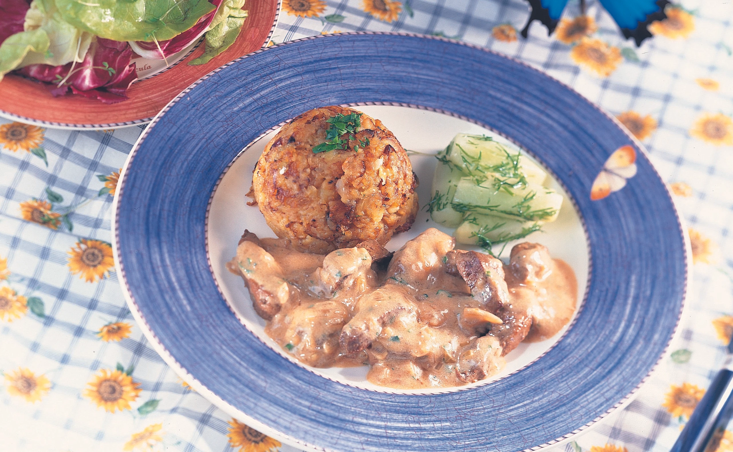 Geröstete Kalbsleber mit Erdäpfelschmarren, Gurkengemüse und Blattsalat