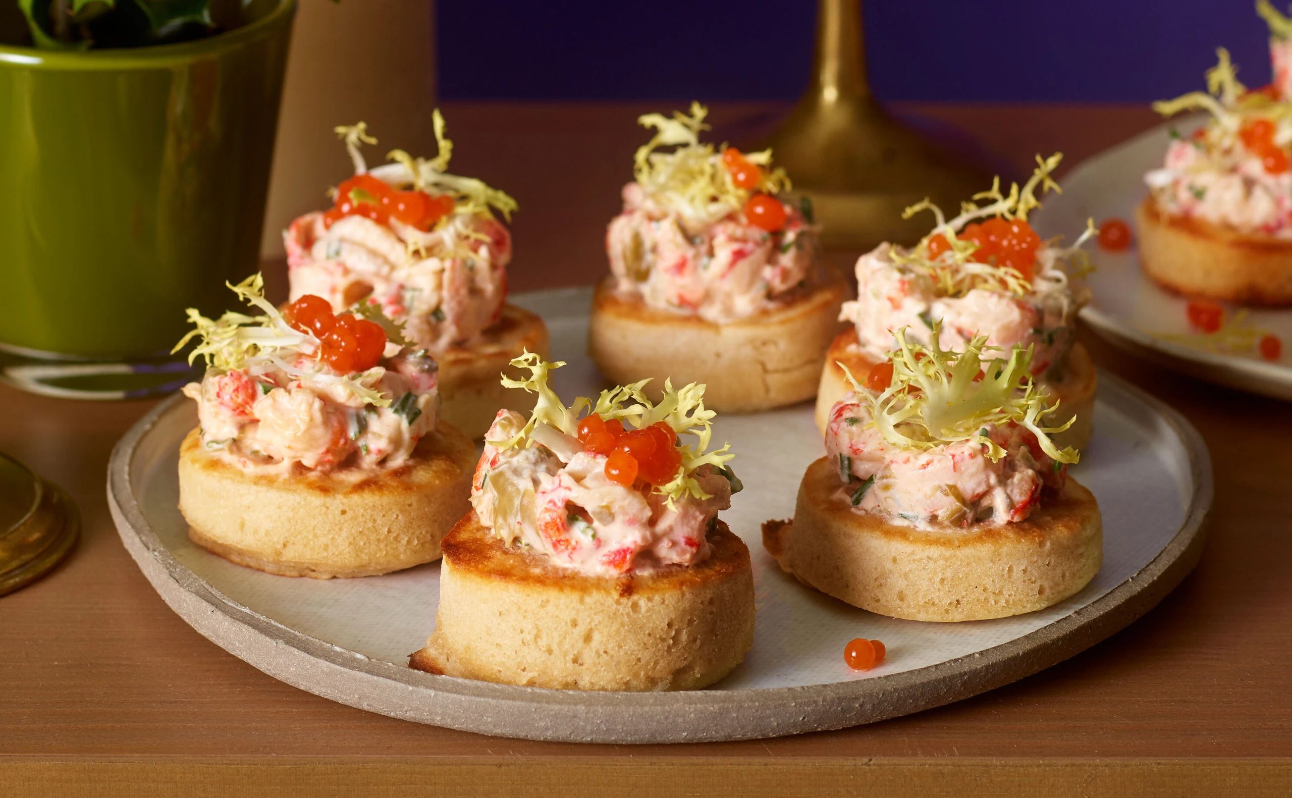 Crumpets mit Flusskrebs-Salat und Sriracha-Perlen