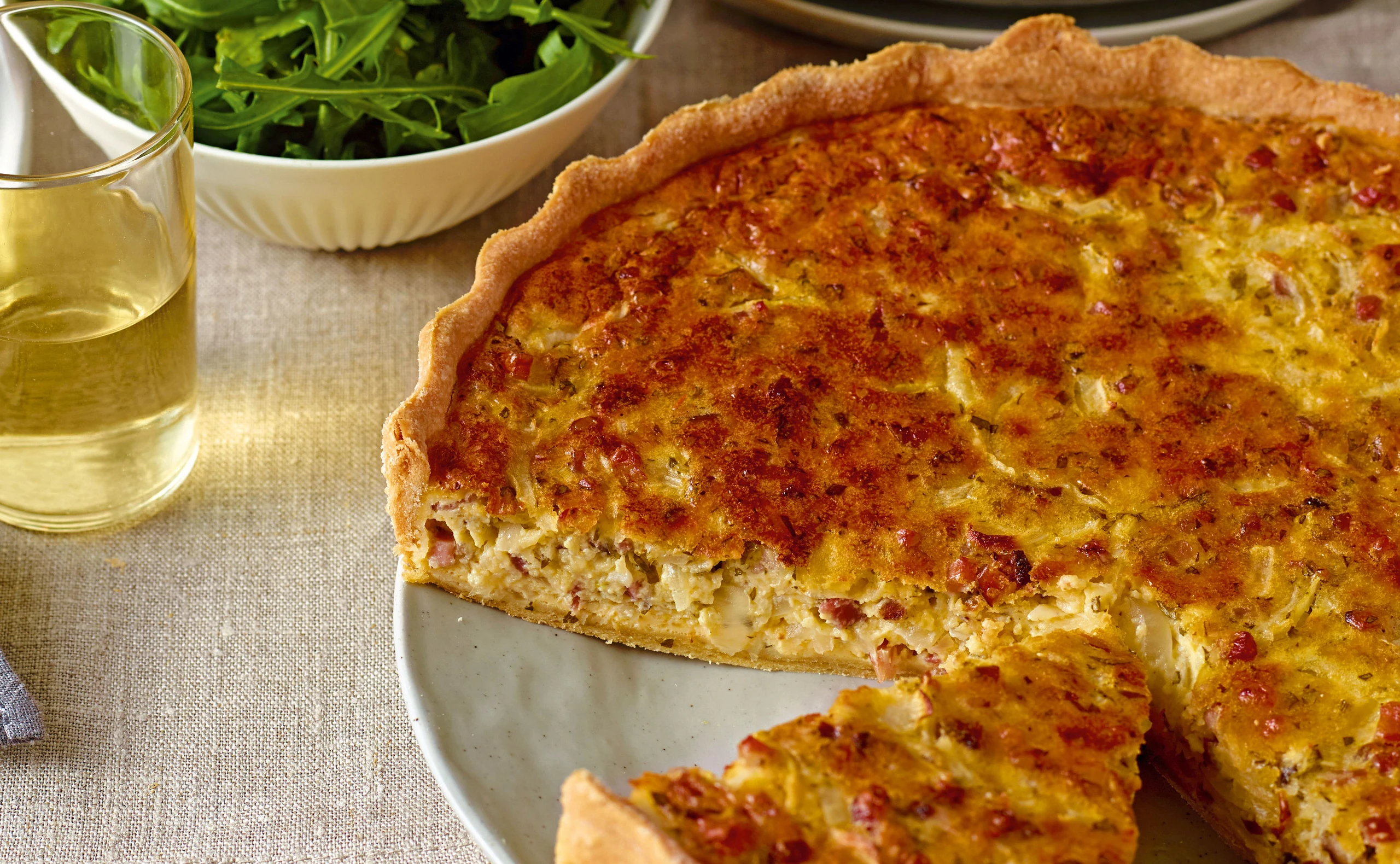 Käsetarte mit Speck und Rucolasalat