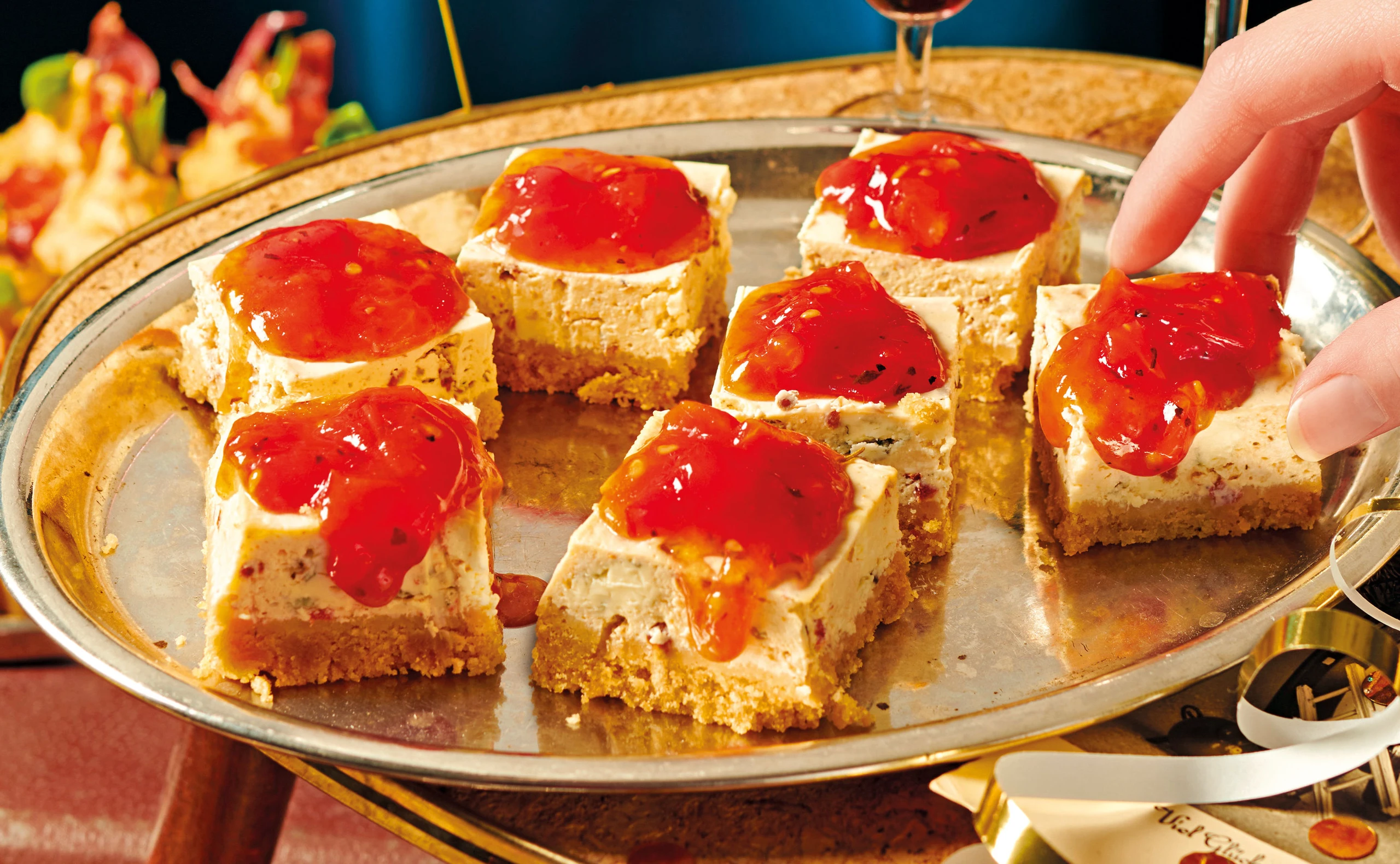 Frischkäse-Dolcelatte-Würfel mit Paradeisermarmelade