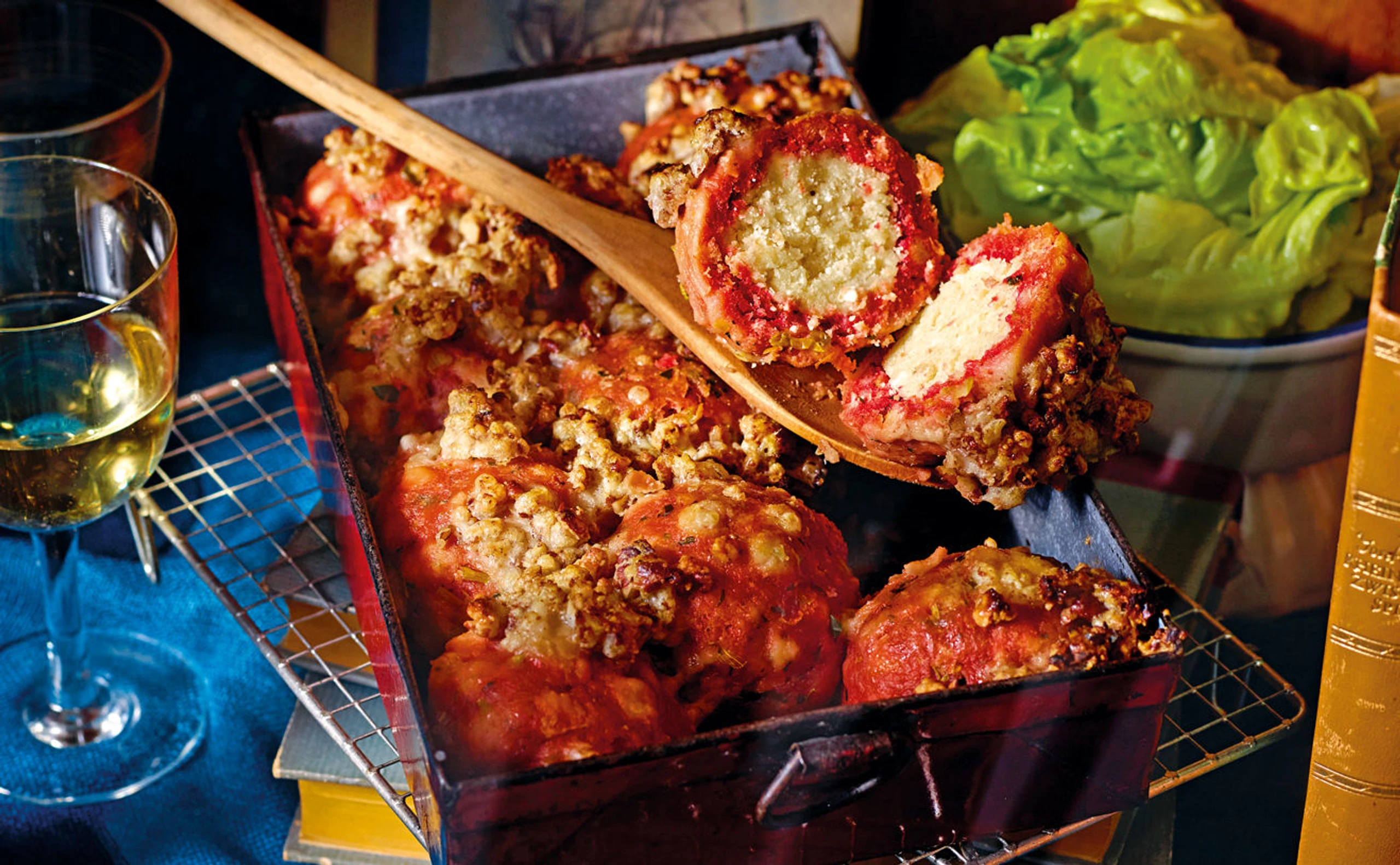 Rote-Rüben-Knödel mit Fetafülle und Pekannusskruste