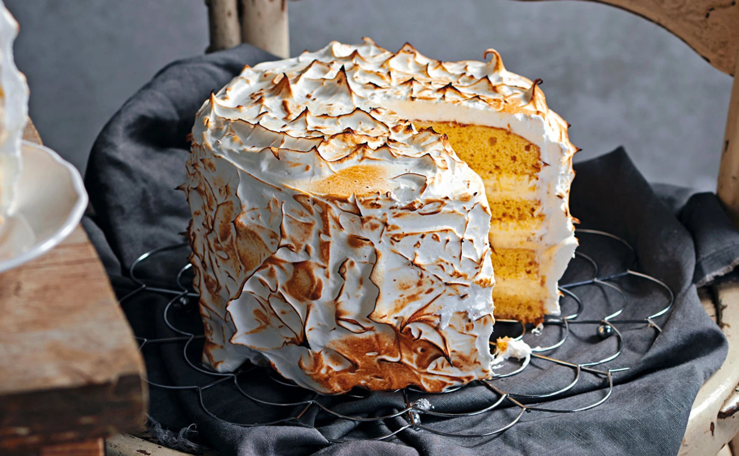 Geflämmte Vanilleeis-Torte mit Walnuss-Krokant