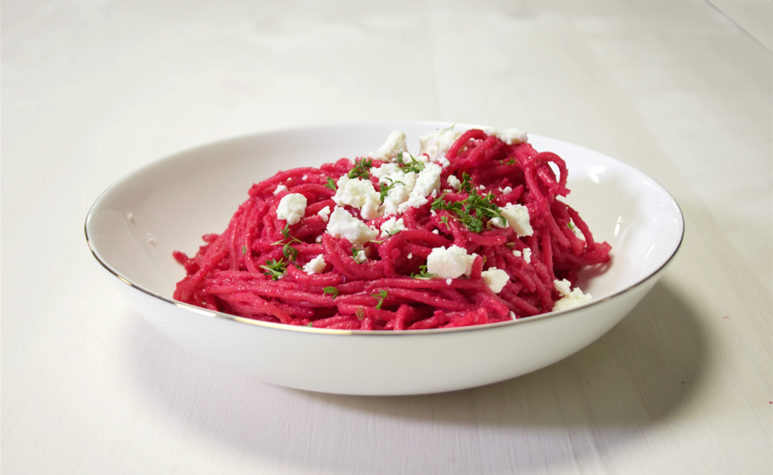 Spaghetti mit Rote-Rüben-Pesto und Feta