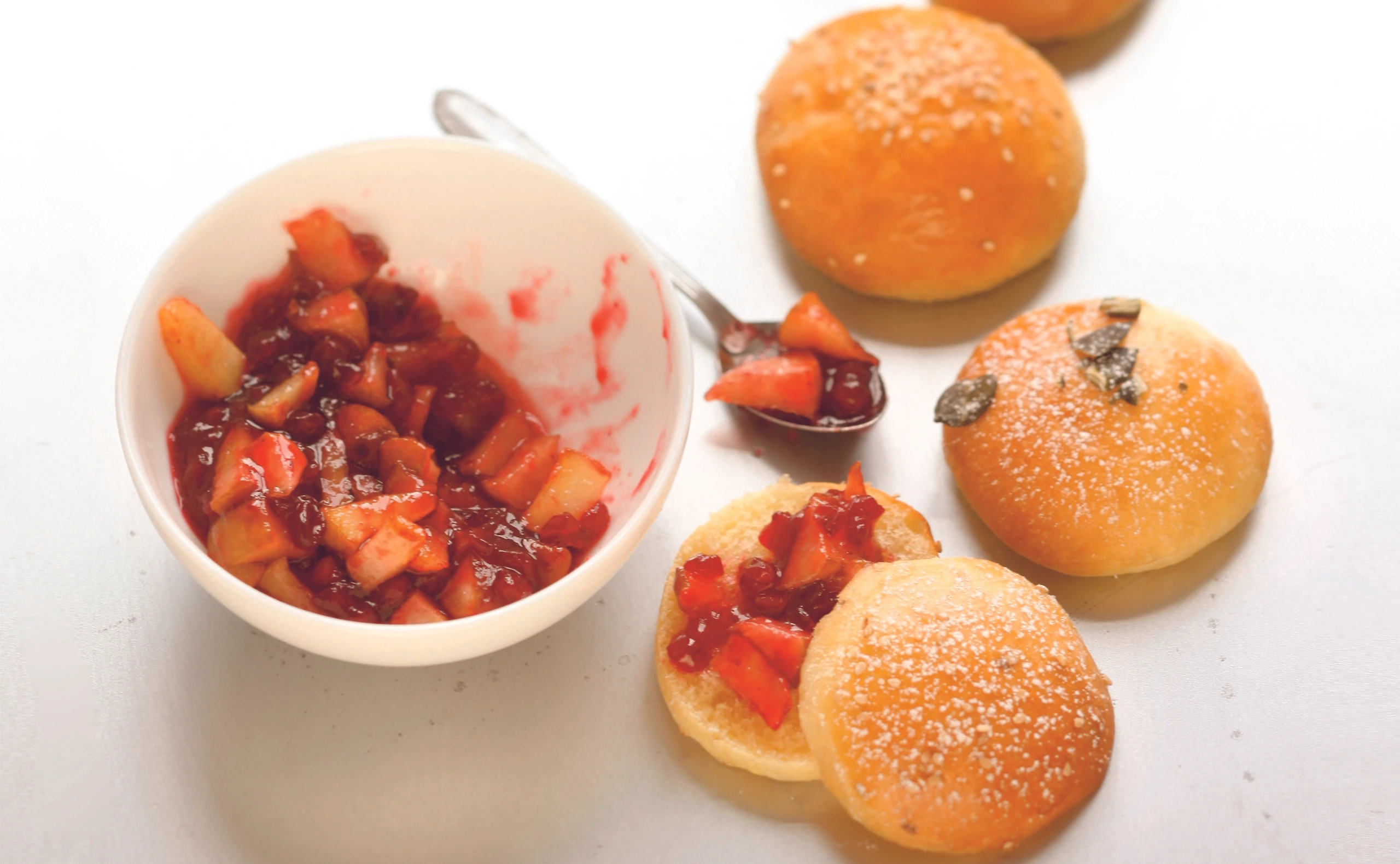 Brioche-Weckerl mit Preiselbeeren und Birnen