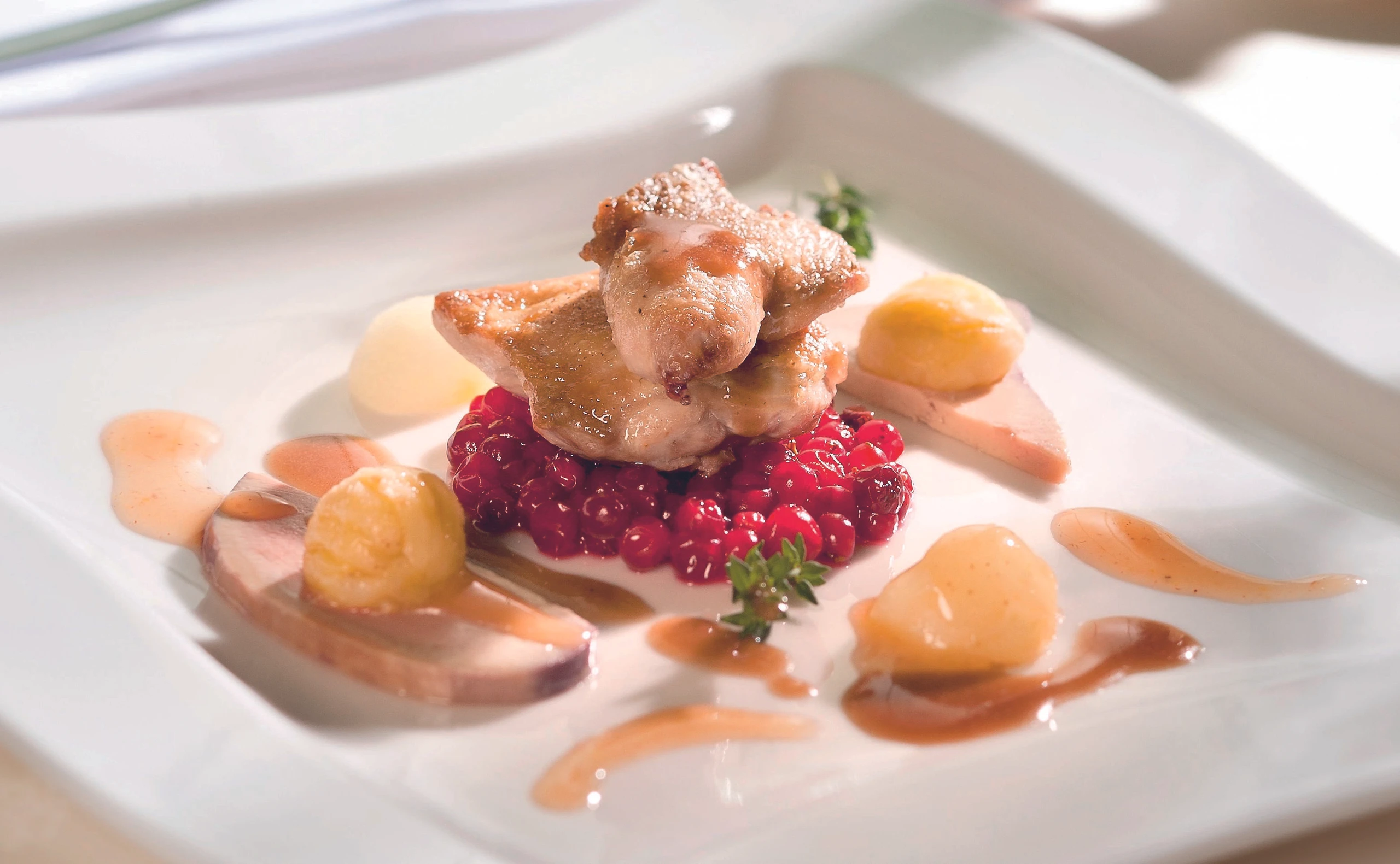 Wachtel auf Preiselbeeren mit Entenleber und Maroni