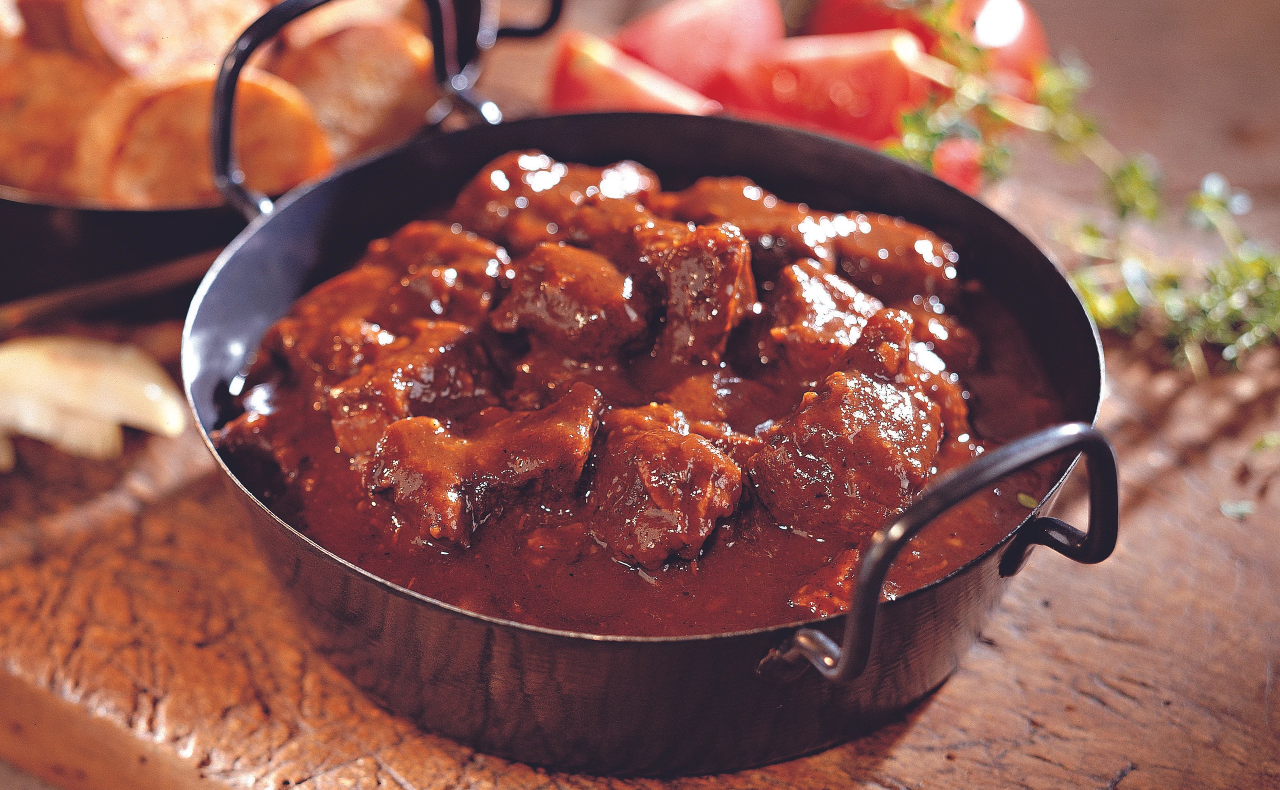 Rindsragout mit Rotwein und gebratenen Serviettenknödeln
