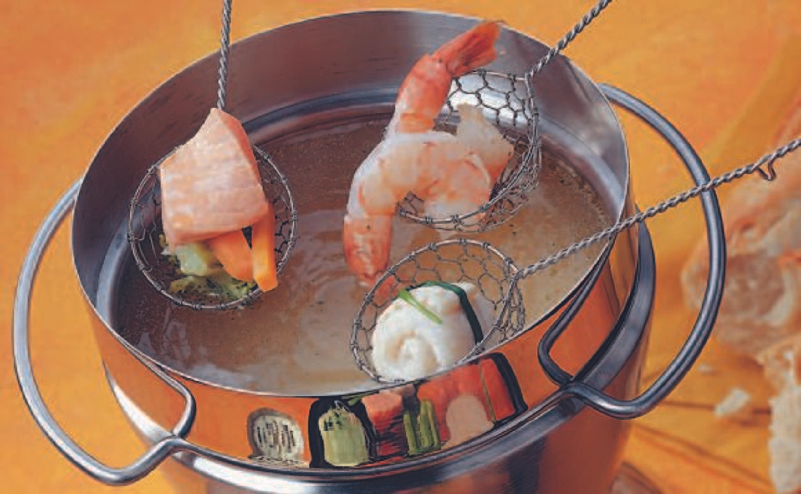 Fischfondue mit buntem Gemüse