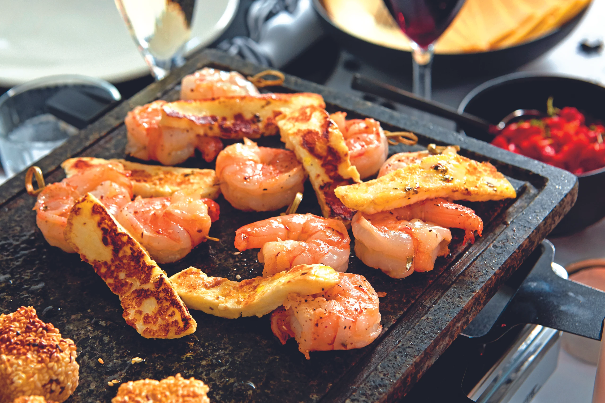 Raclette: Garnelenspieße mit Halloumistreifen