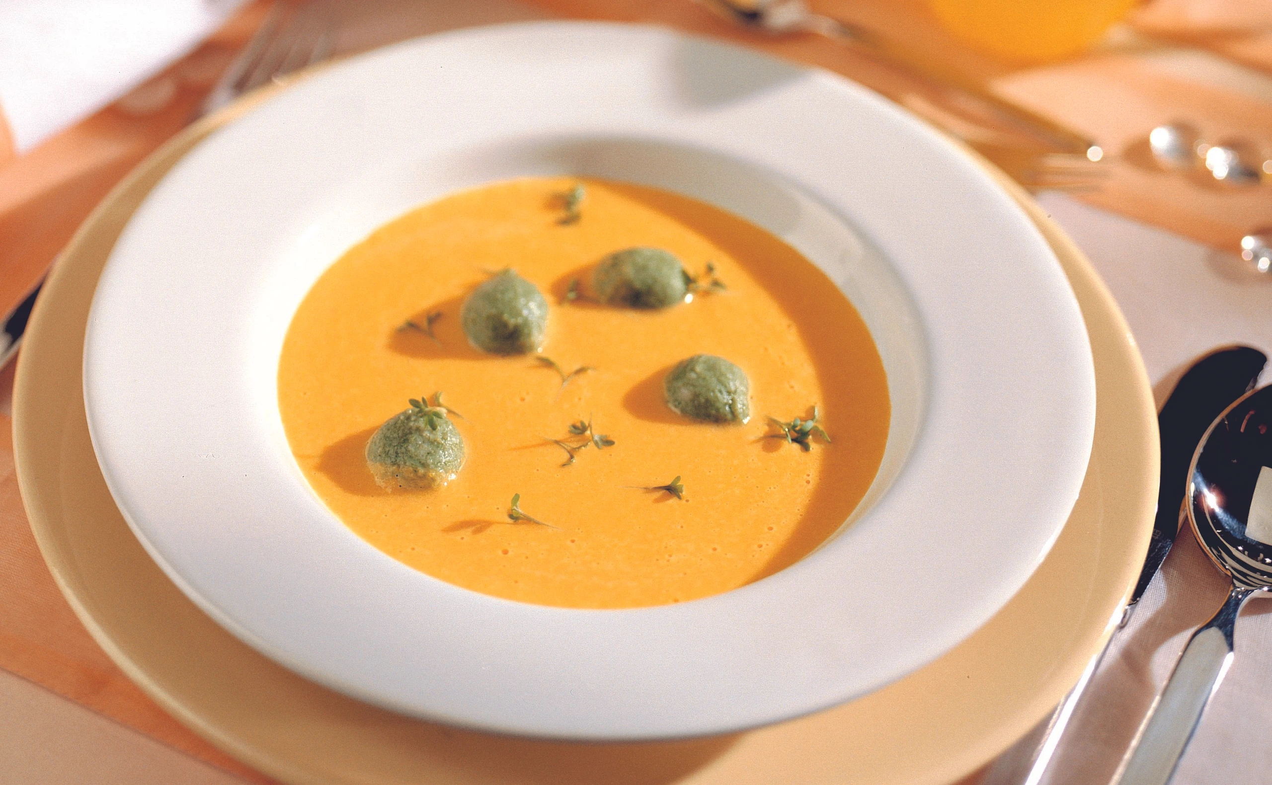 Karottensuppe mit Spinatnockerln