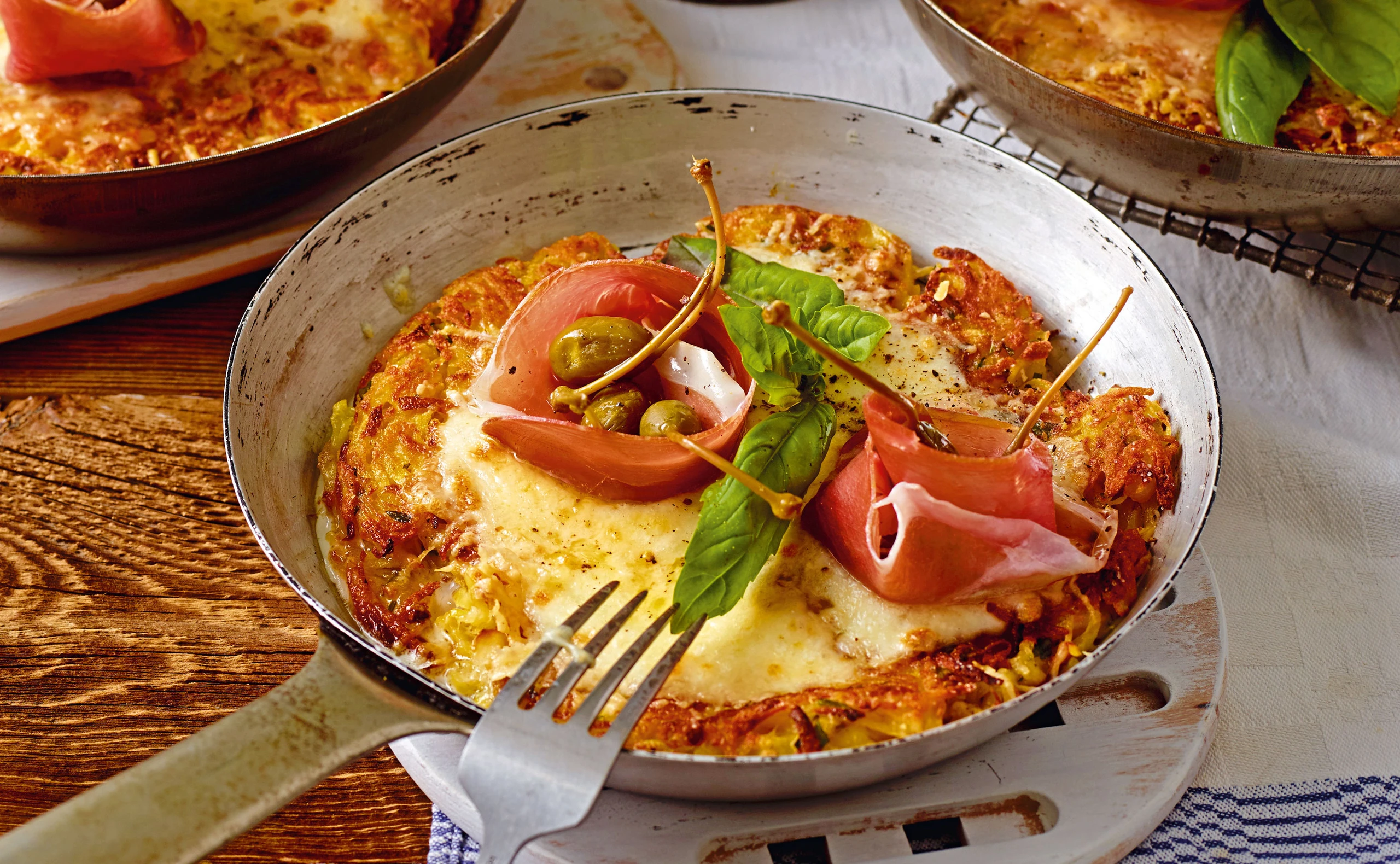 Erdäpfel-Käsepizzen mit Prosciutto und Kapern