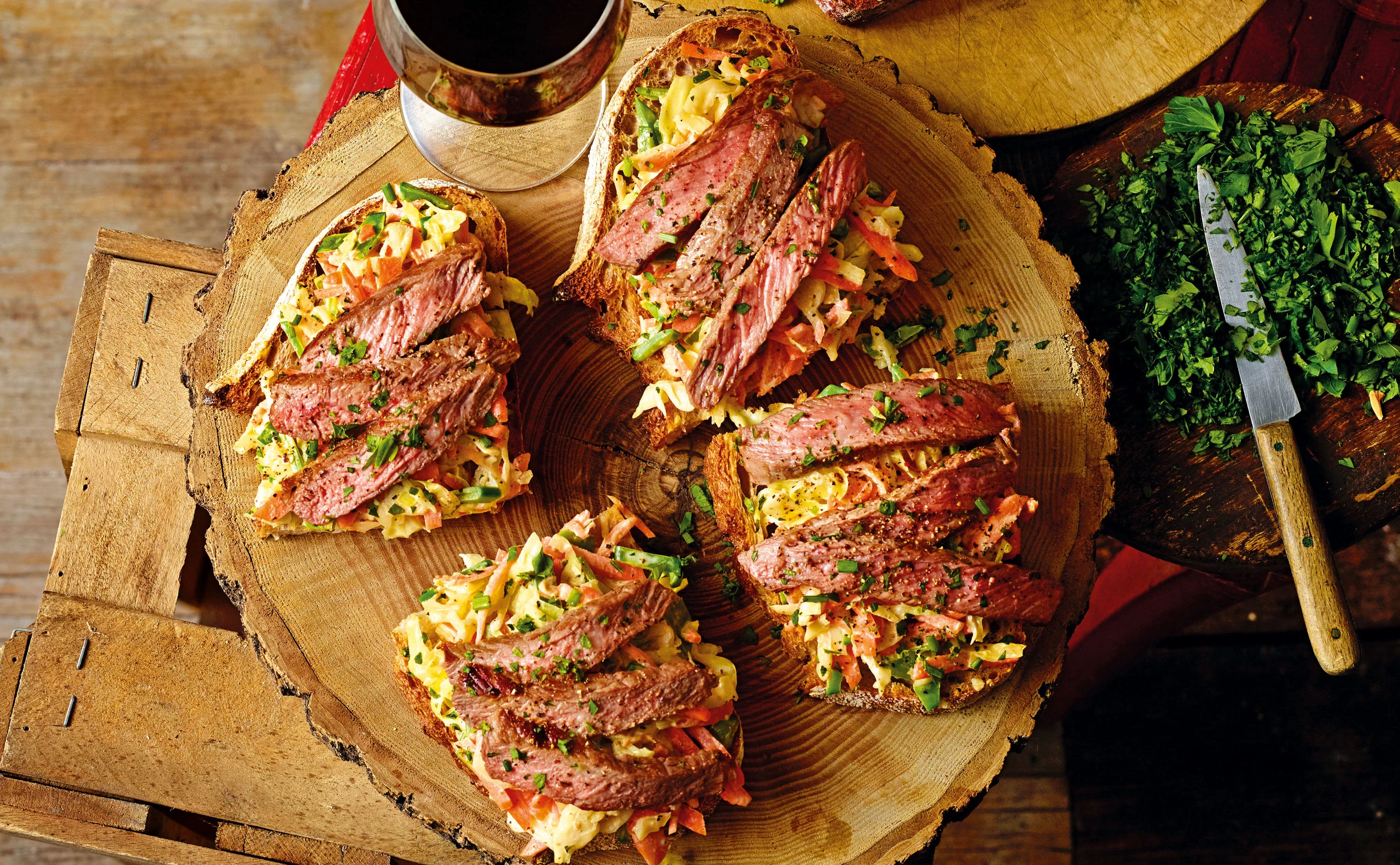 Geröstetes Brot mit Steak und Krautsalat