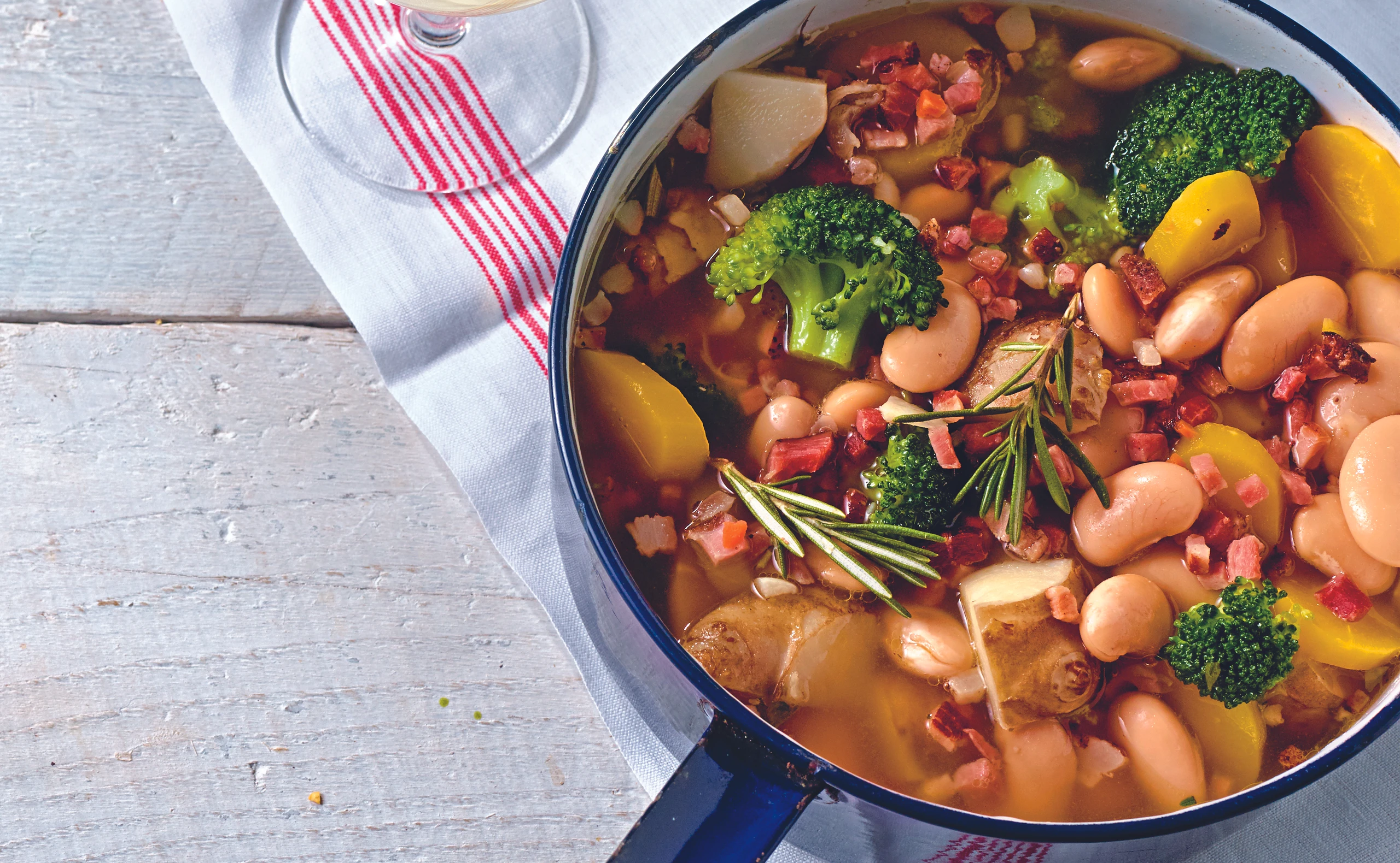 Topinambur-Bohneneintopf mit Speck und Brokkoli