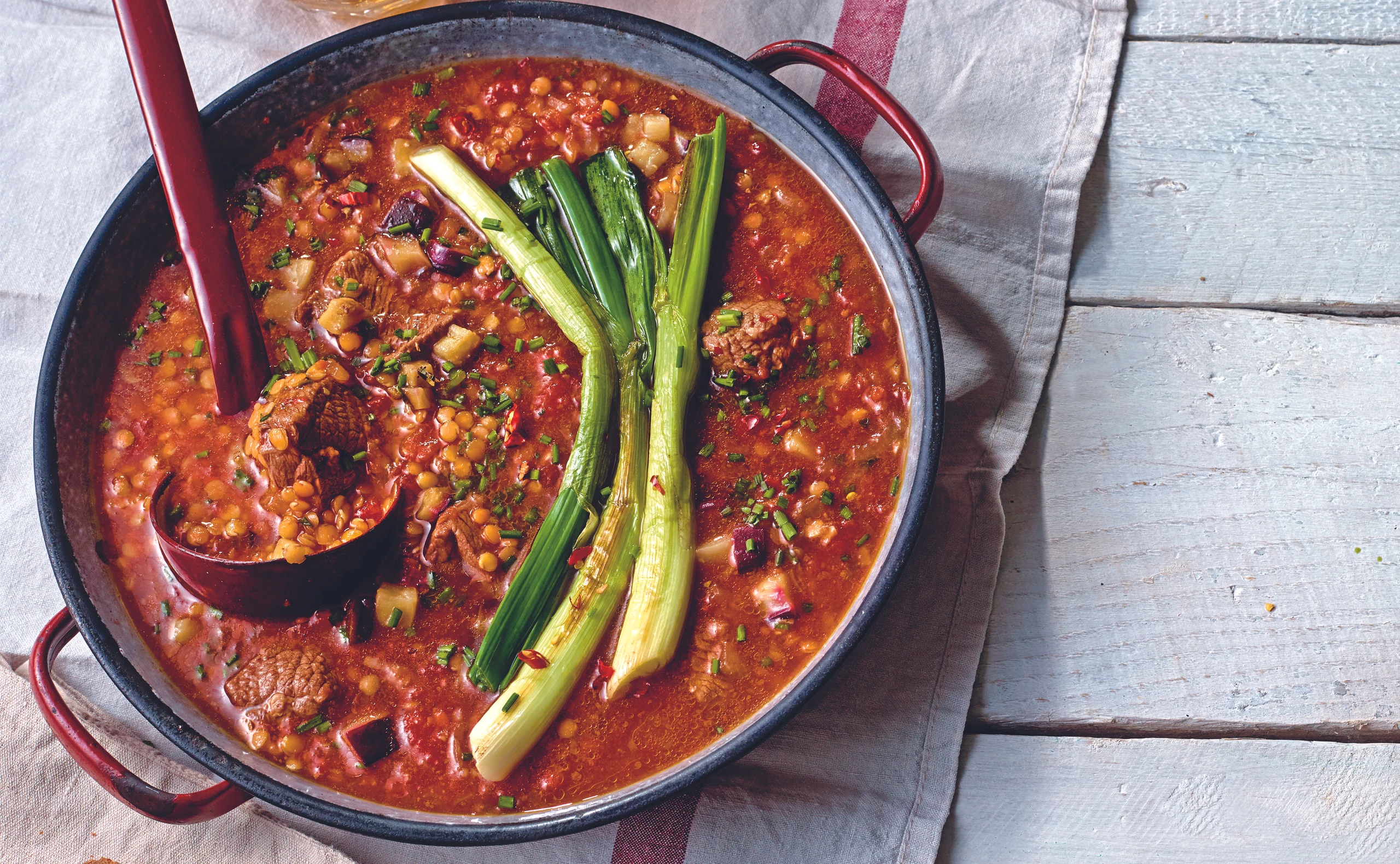 Rindfleisch-Linsen-Eintopf mit Melanzani und Chili