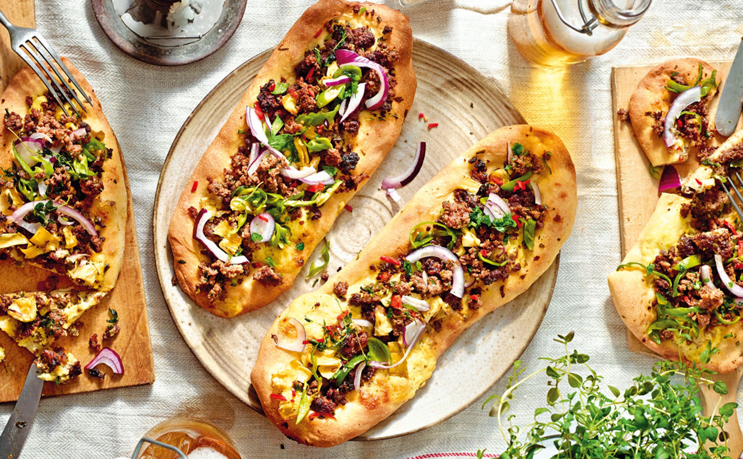 Fladenbrote mit Faschiertem, Artischocken und Pimentos