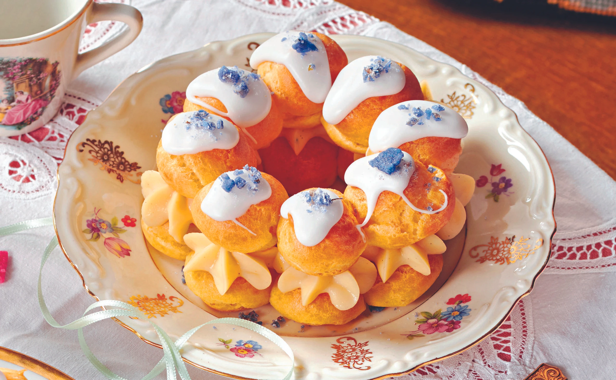 Brandteigkränzchen mit Crème Pâtissière & kandierten Blüten