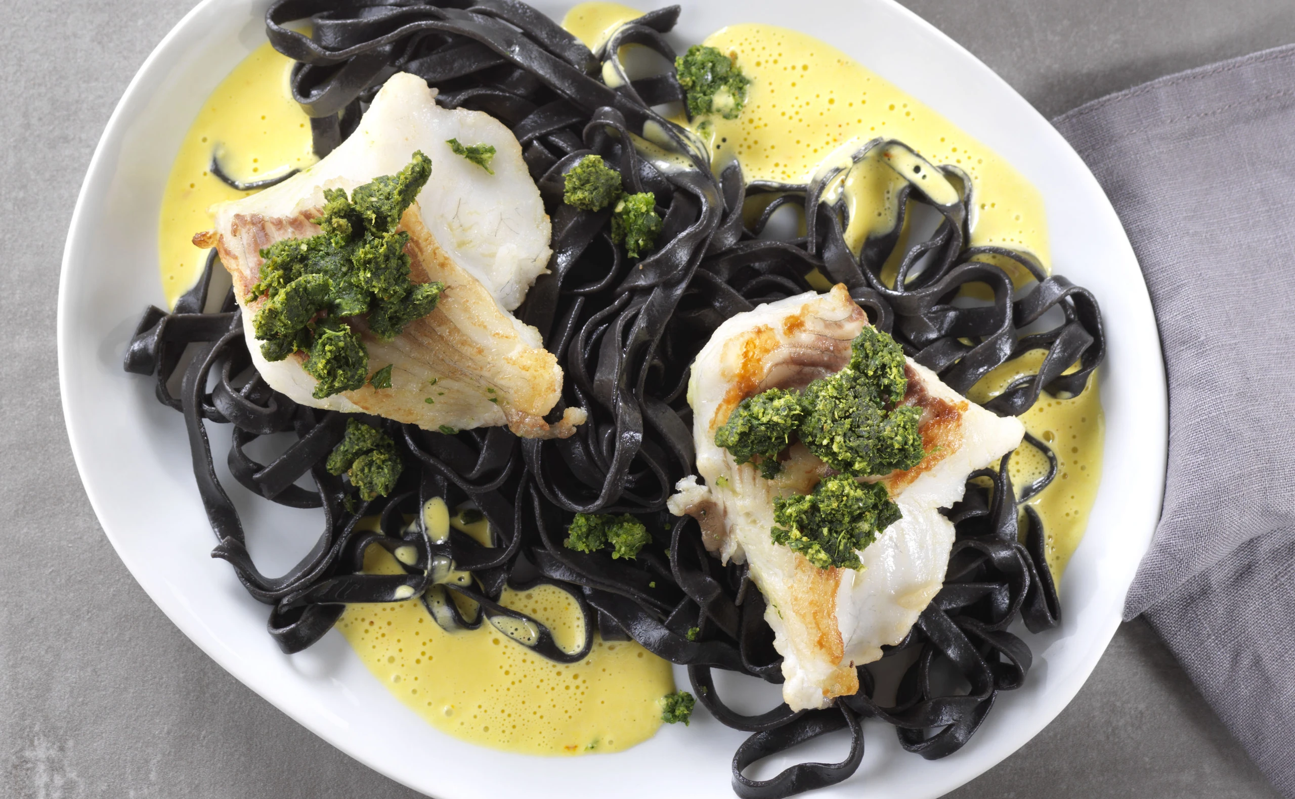 Welsfilet mit Petersilkruste und Safransauce