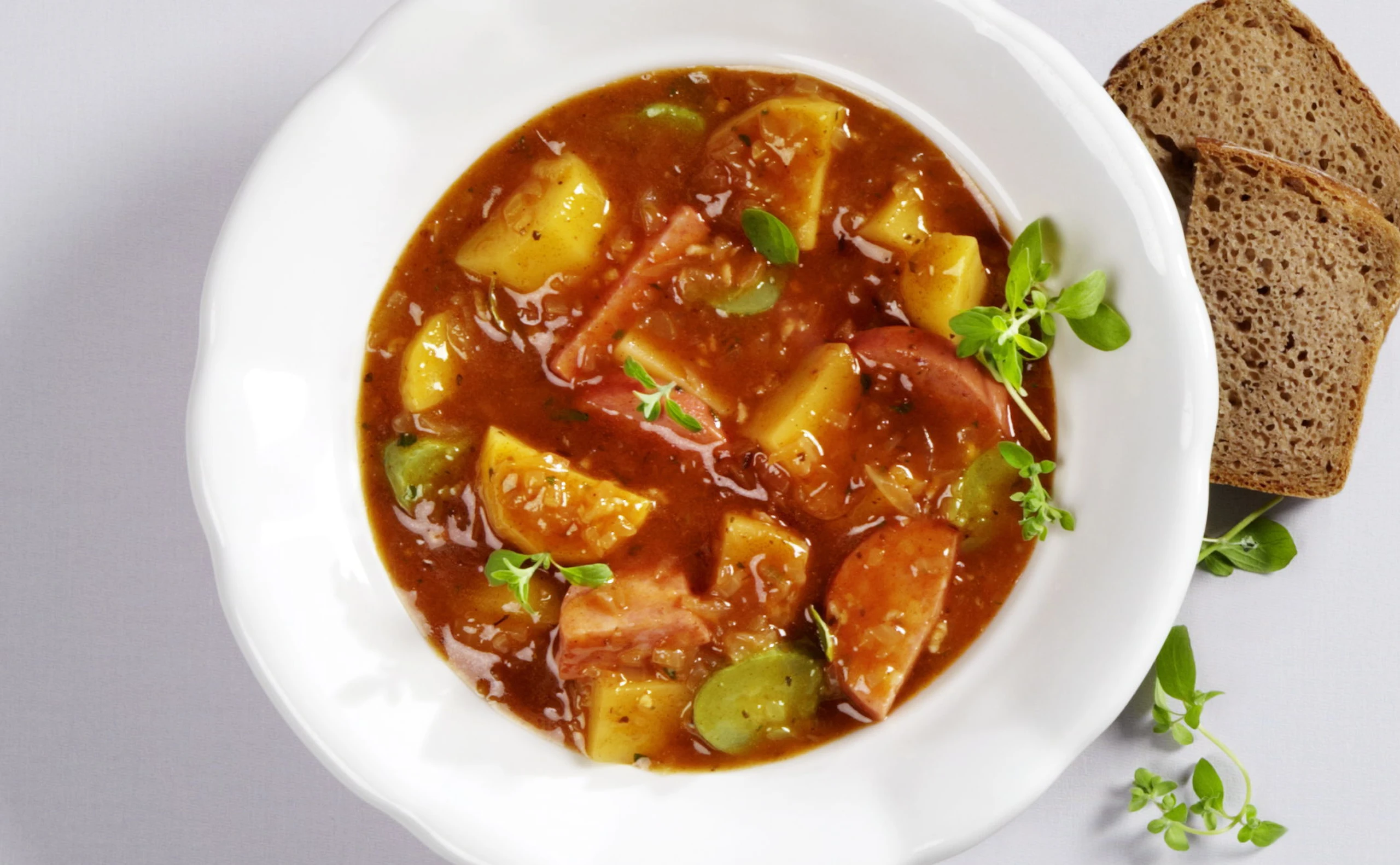 Erdäpfelgulasch mit Wurst