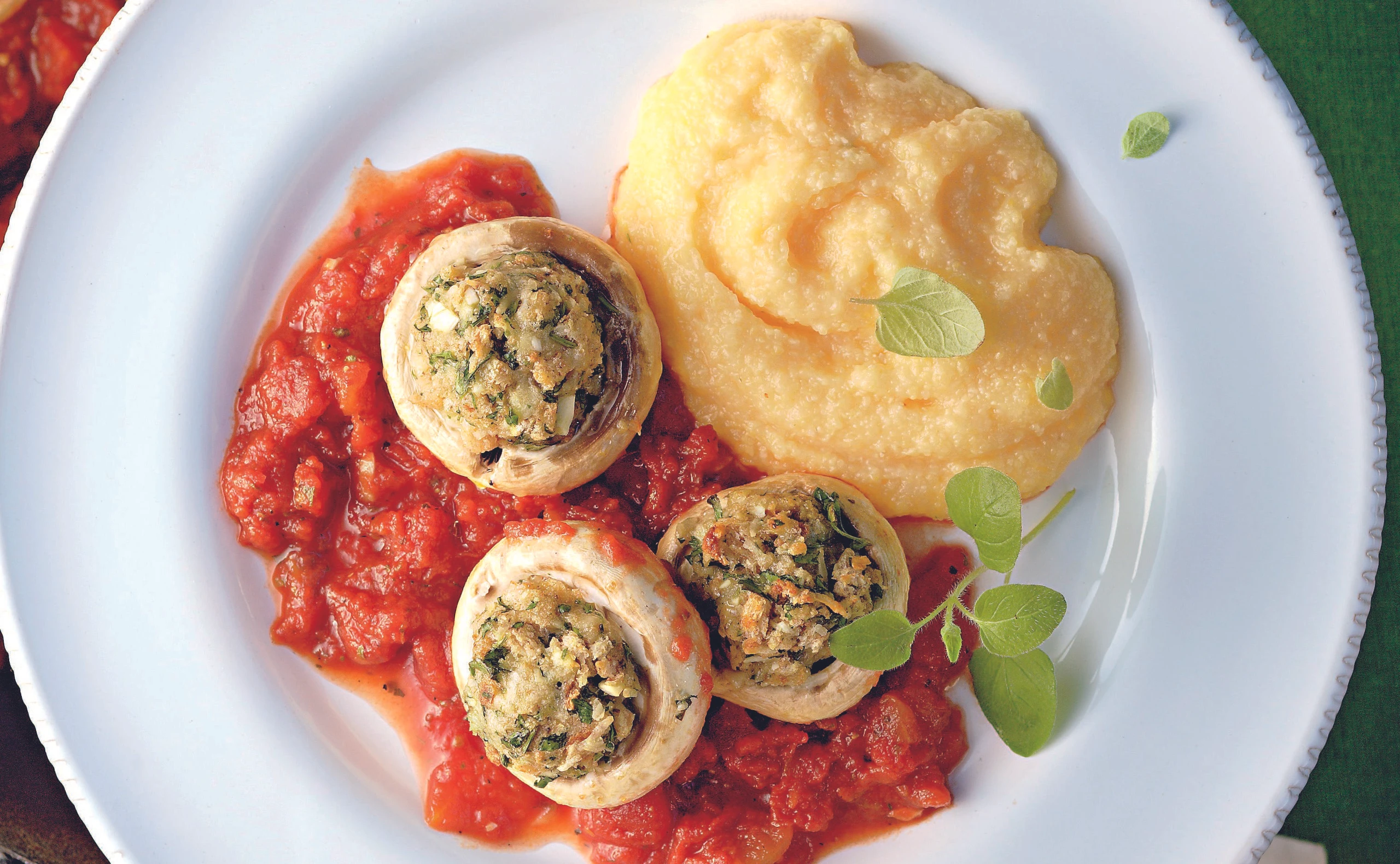 Gefüllte Champignons in Paradeis-Sugo