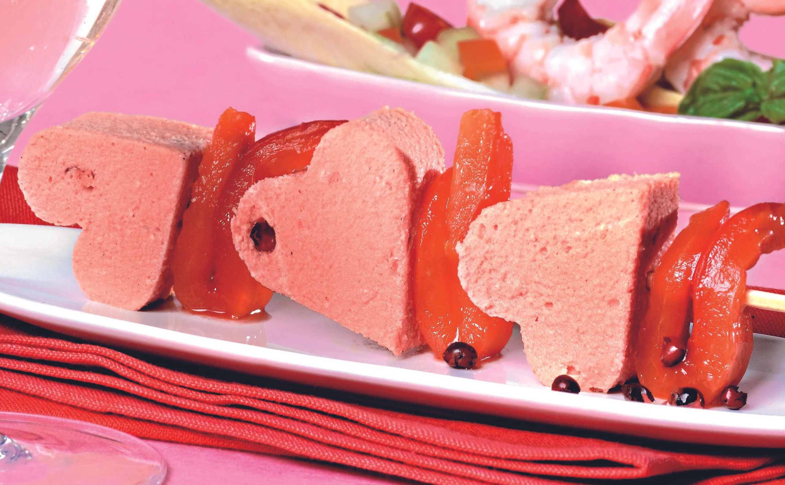 Rosarote Lachsherzen am Spieß