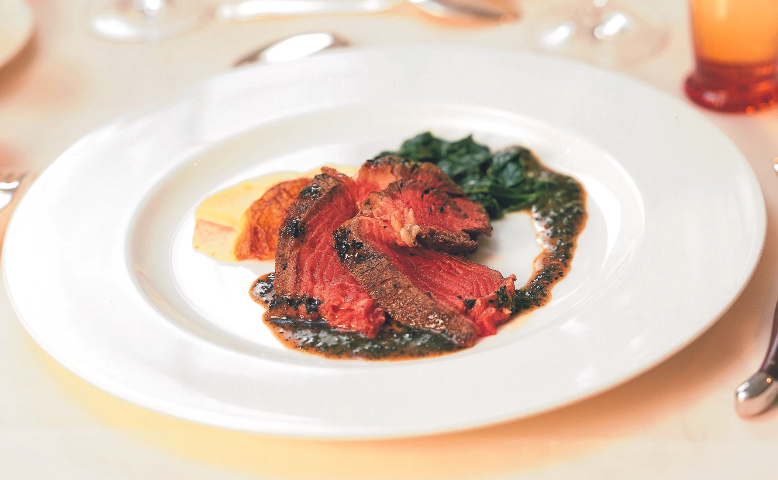 Rindskotelett in Rotwein-Sauce mit Erdäpfel-Kürbis-Gratin