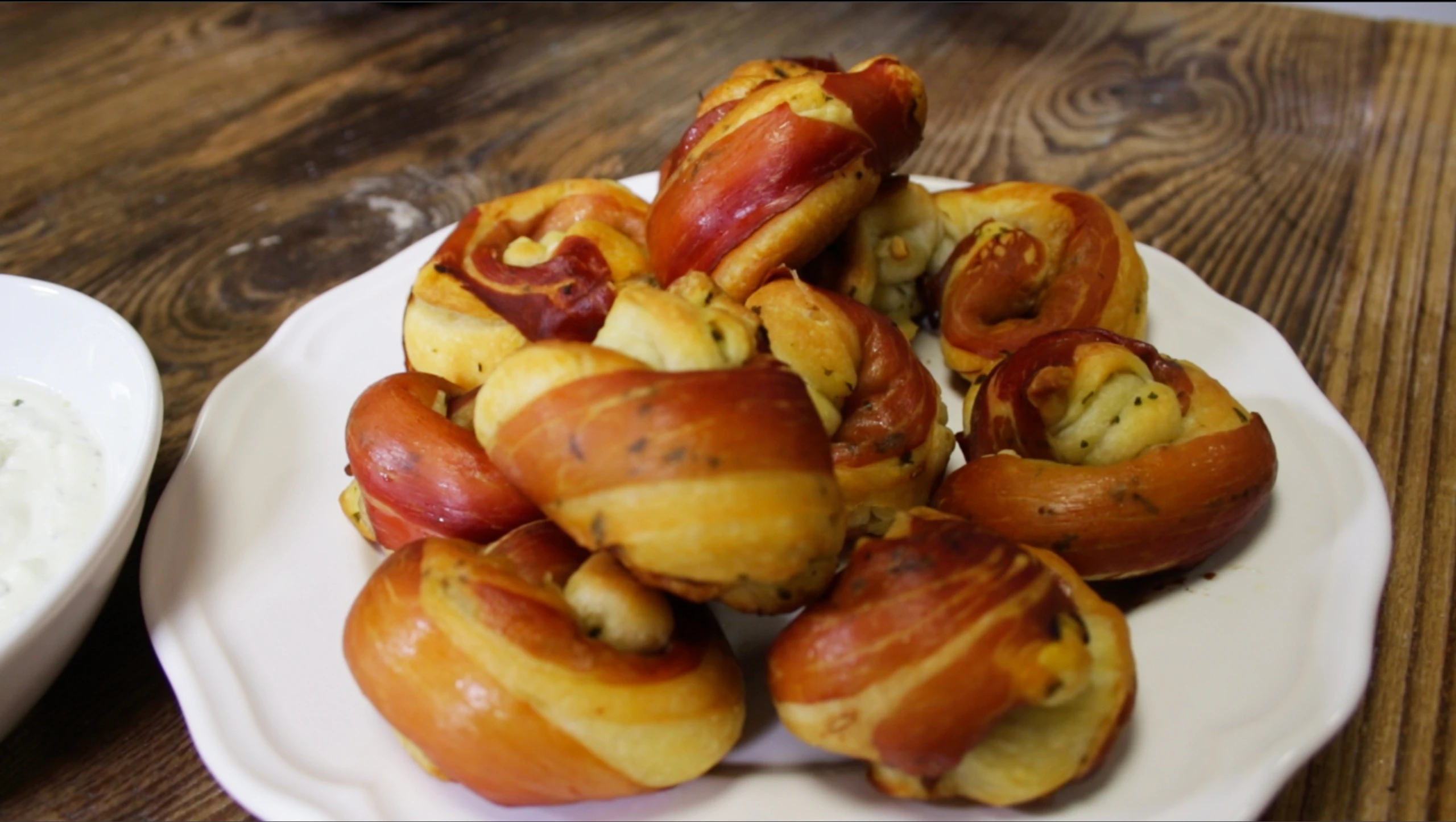 Speckknöpfe mit Kräuterdip