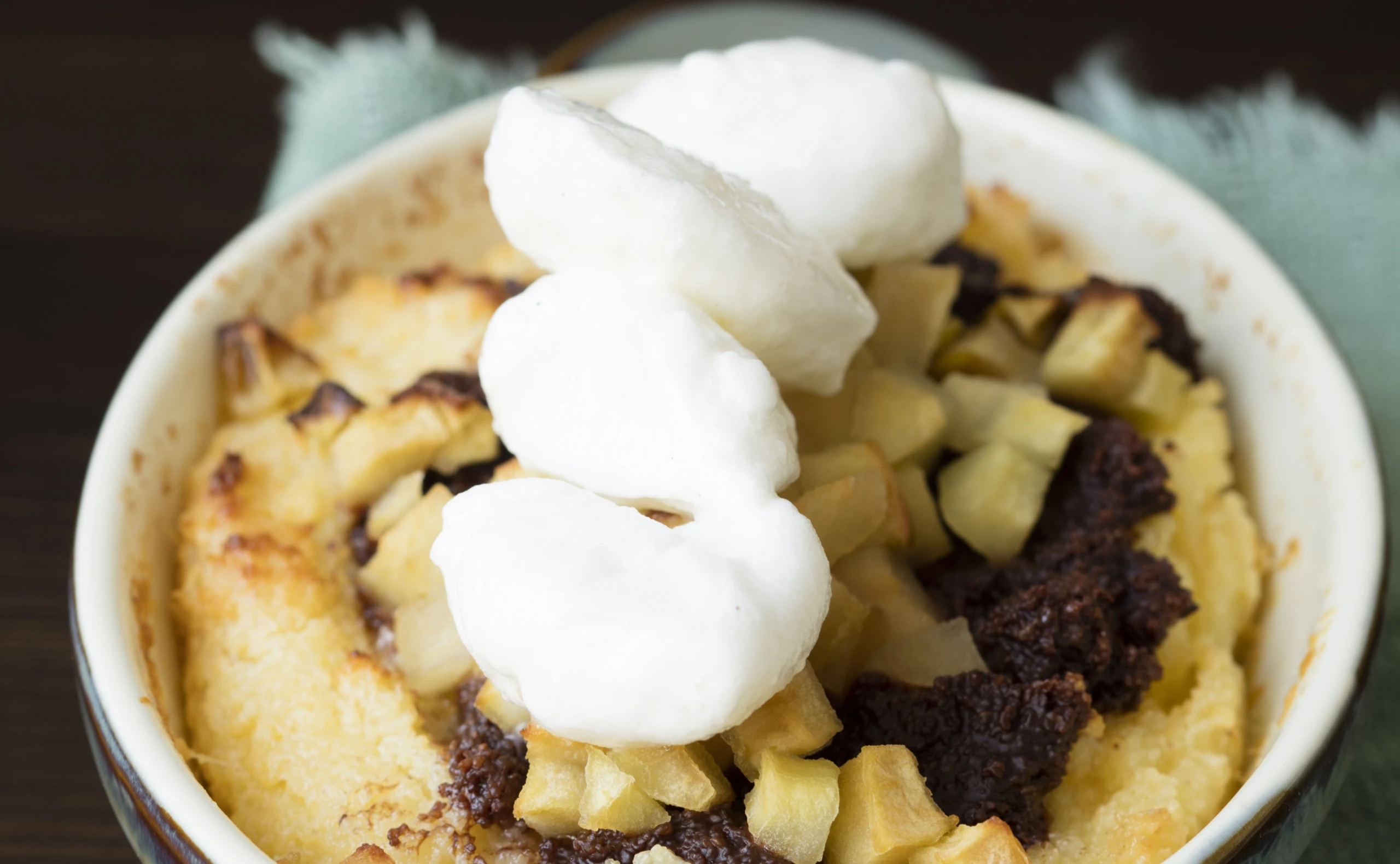 Marmorierter Grießflammeri mit Äpfeln und Schneenockerln