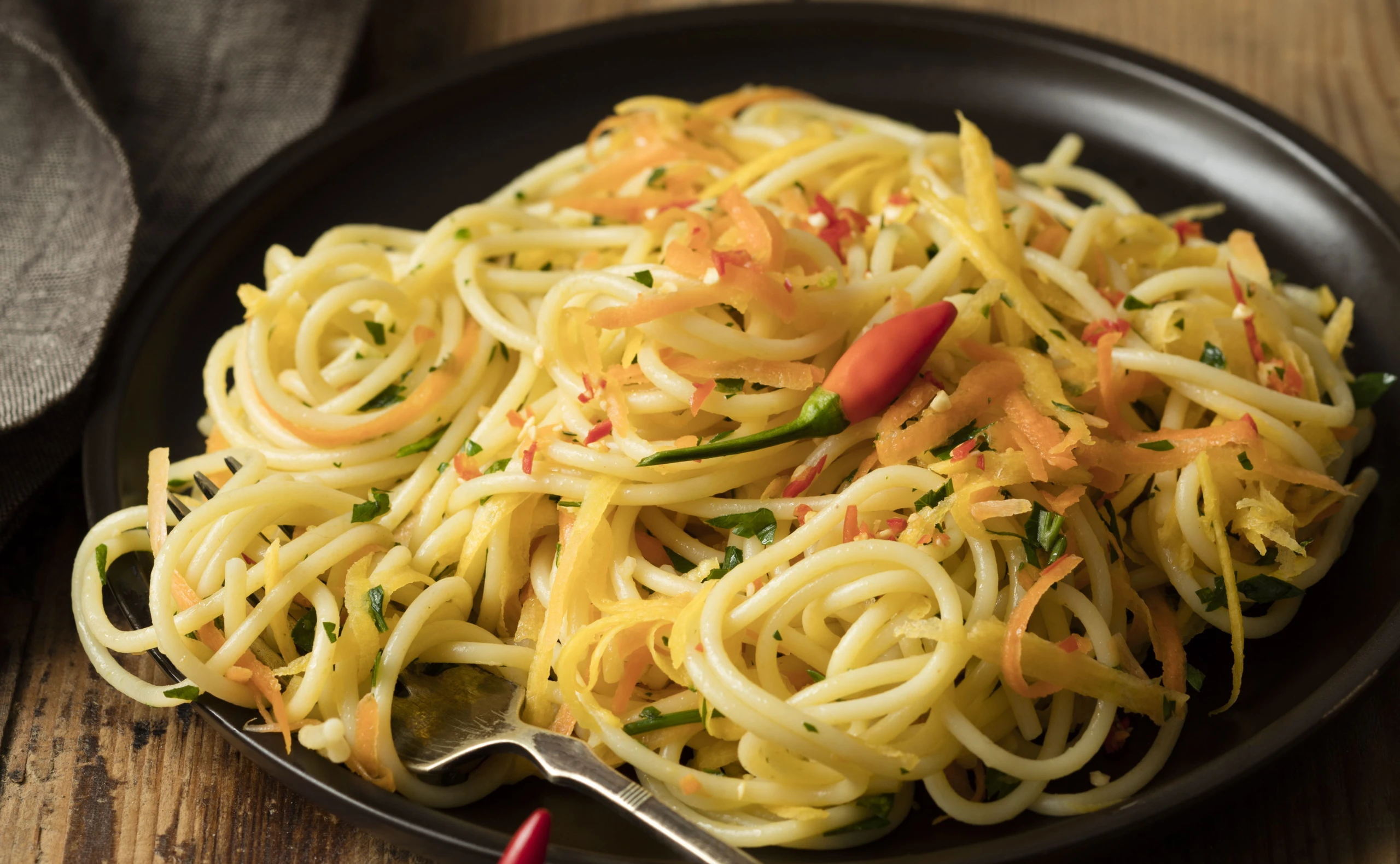 Spaghetti mit Gemüse und Chili